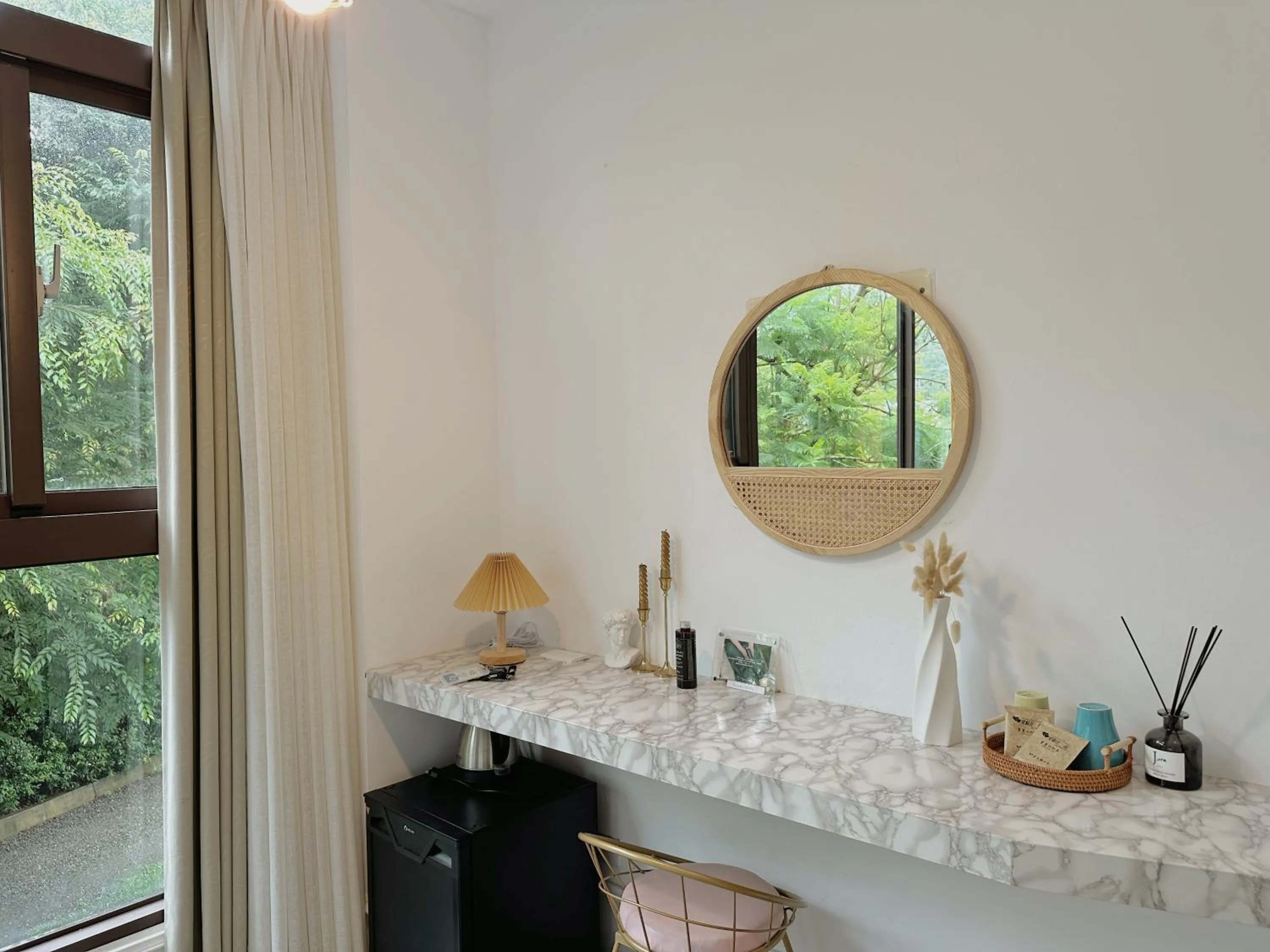 Photo of the whole room in 愛黏在一起設計師民宿 Lovers BNB