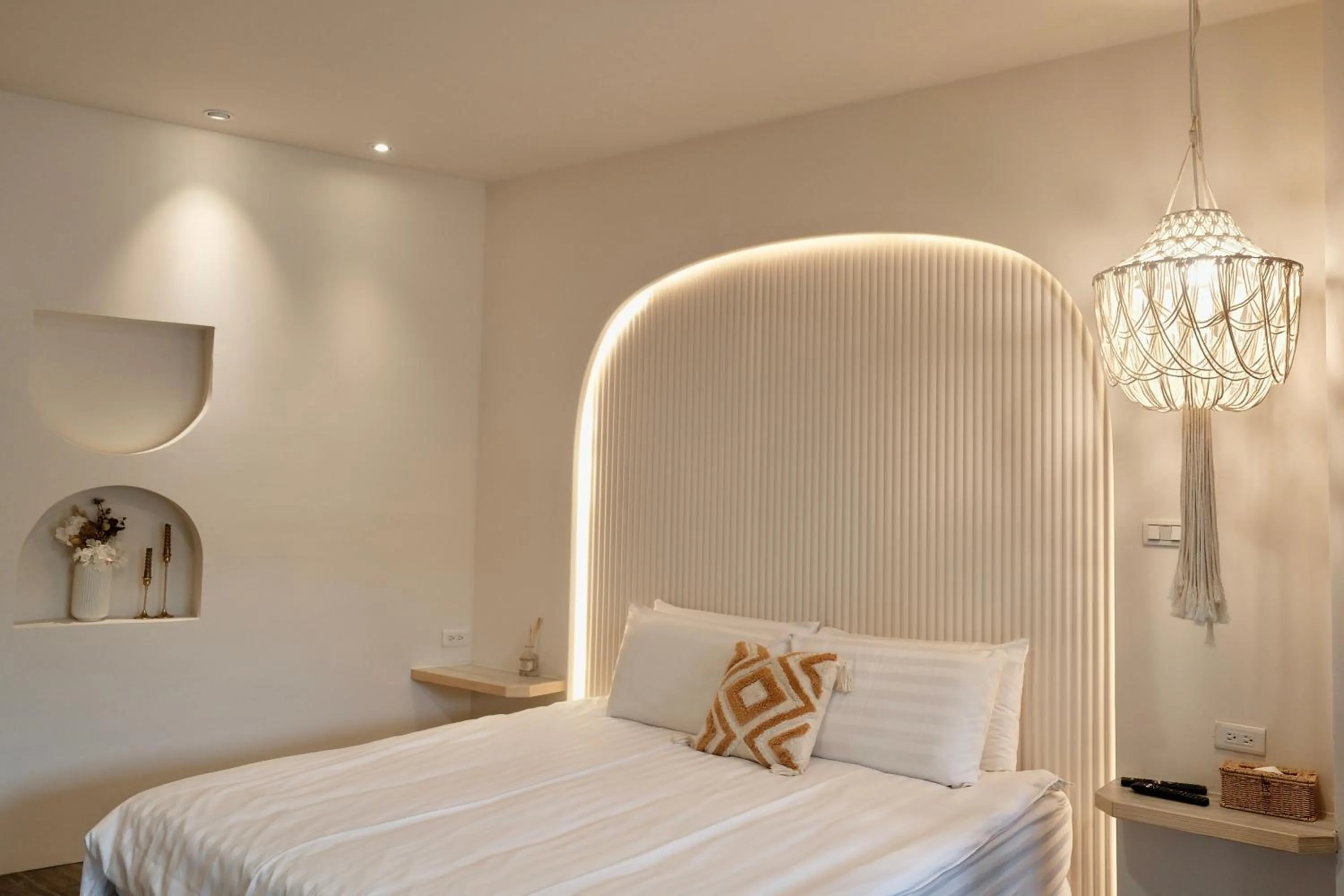 Bed in 愛黏在一起設計師民宿 Lovers BNB