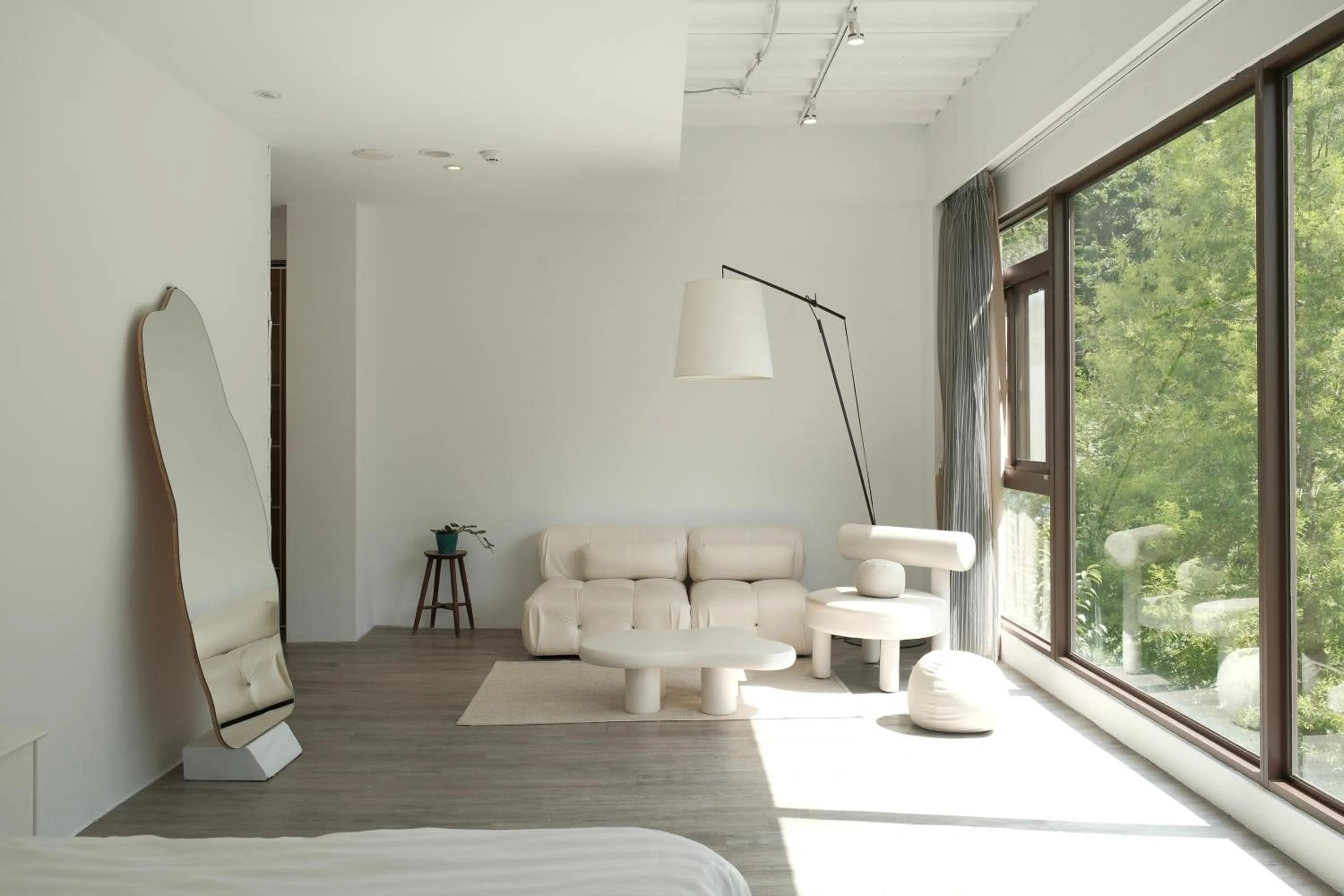 Photo of the whole room in 愛黏在一起設計師民宿 Lovers BNB