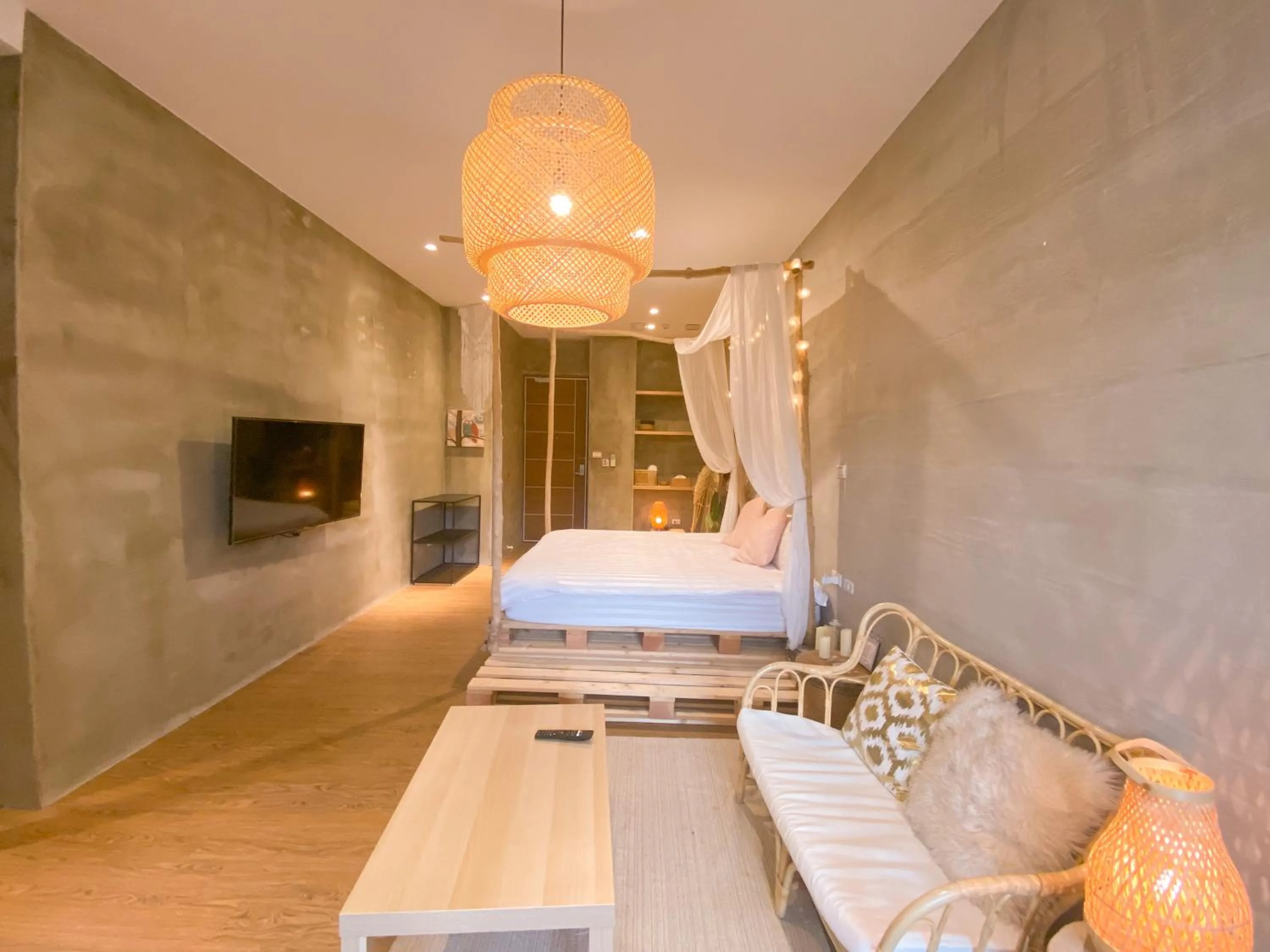 Photo of the whole room in 愛黏在一起設計師民宿 Lovers BNB