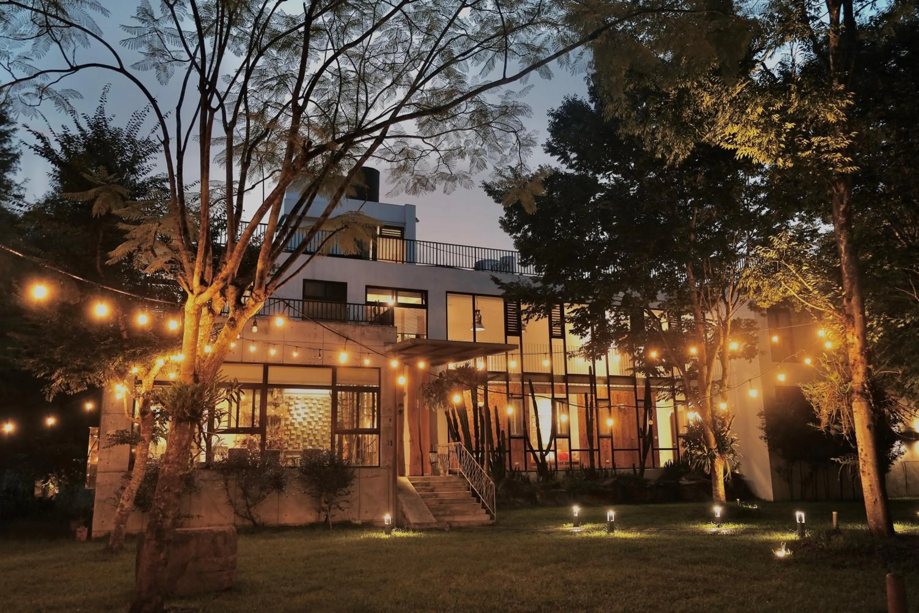 Property building in 愛黏在一起設計師民宿 Lovers BNB