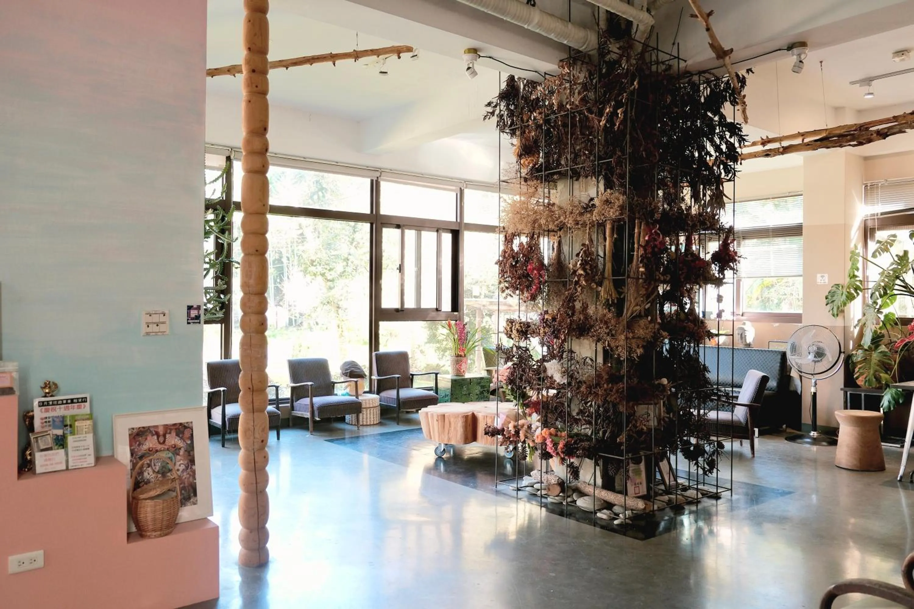 Living room in 愛黏在一起設計師民宿 Lovers BNB