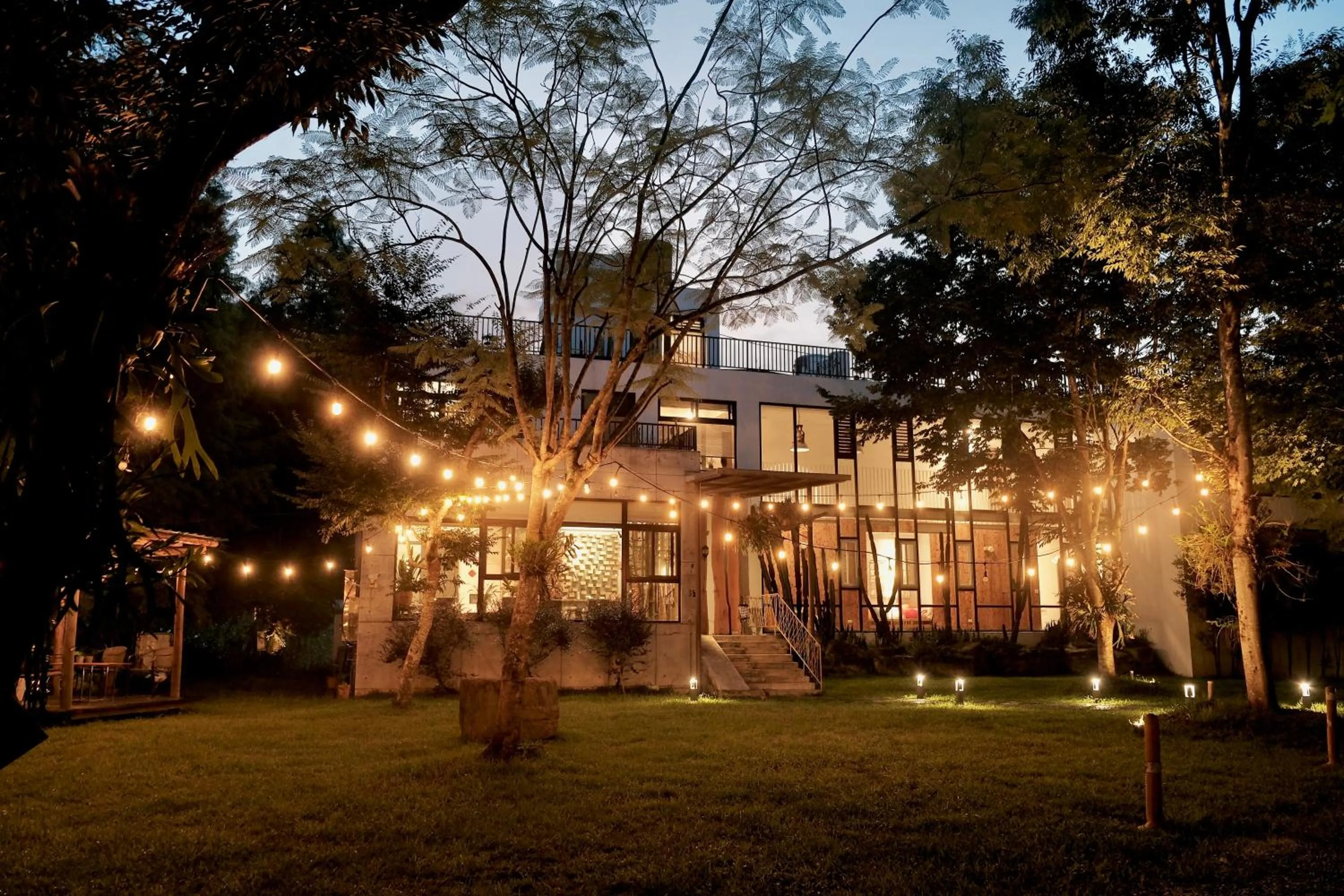 Property building in 愛黏在一起設計師民宿 Lovers BNB