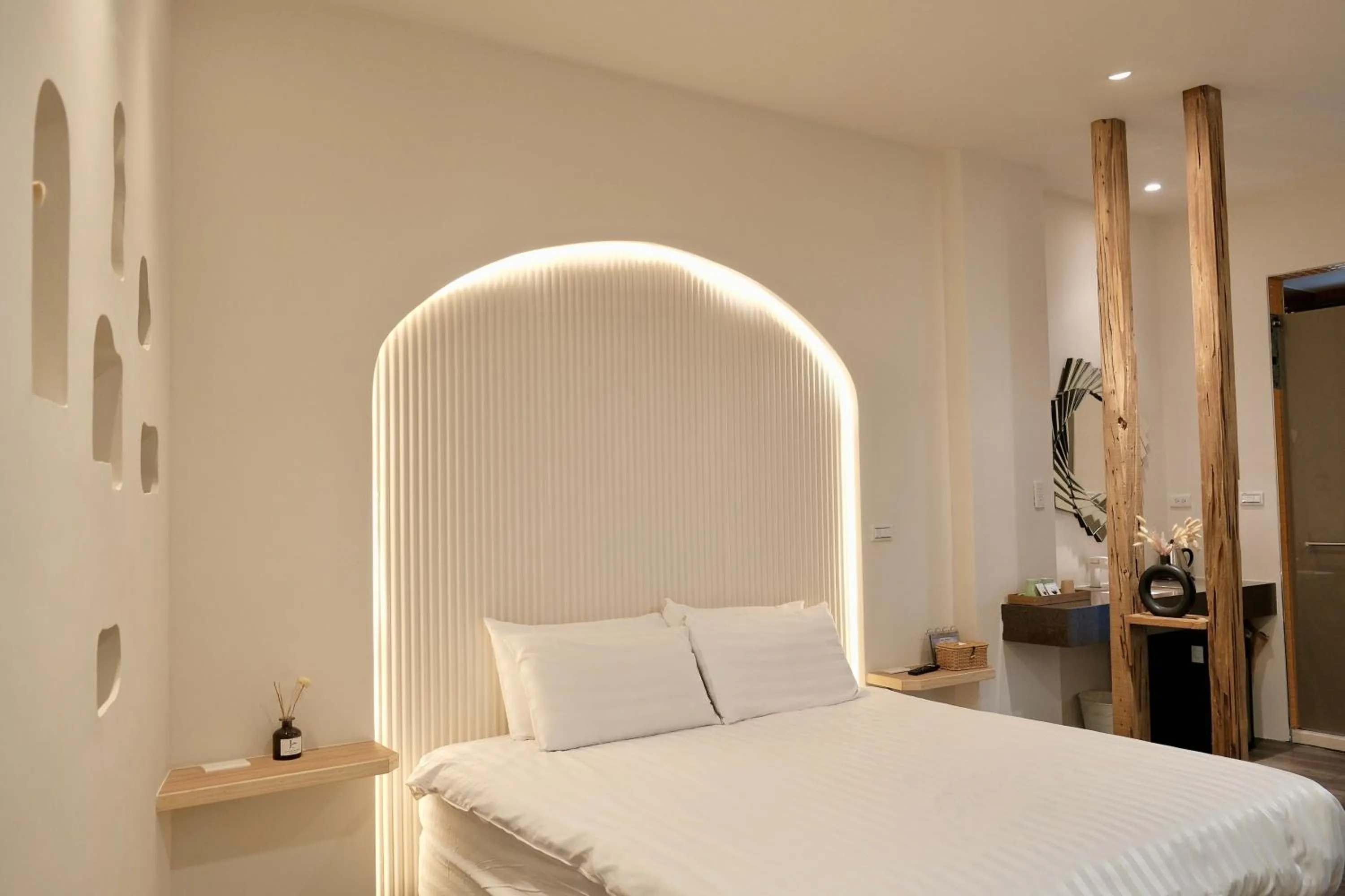 Bed in 愛黏在一起設計師民宿 Lovers BNB