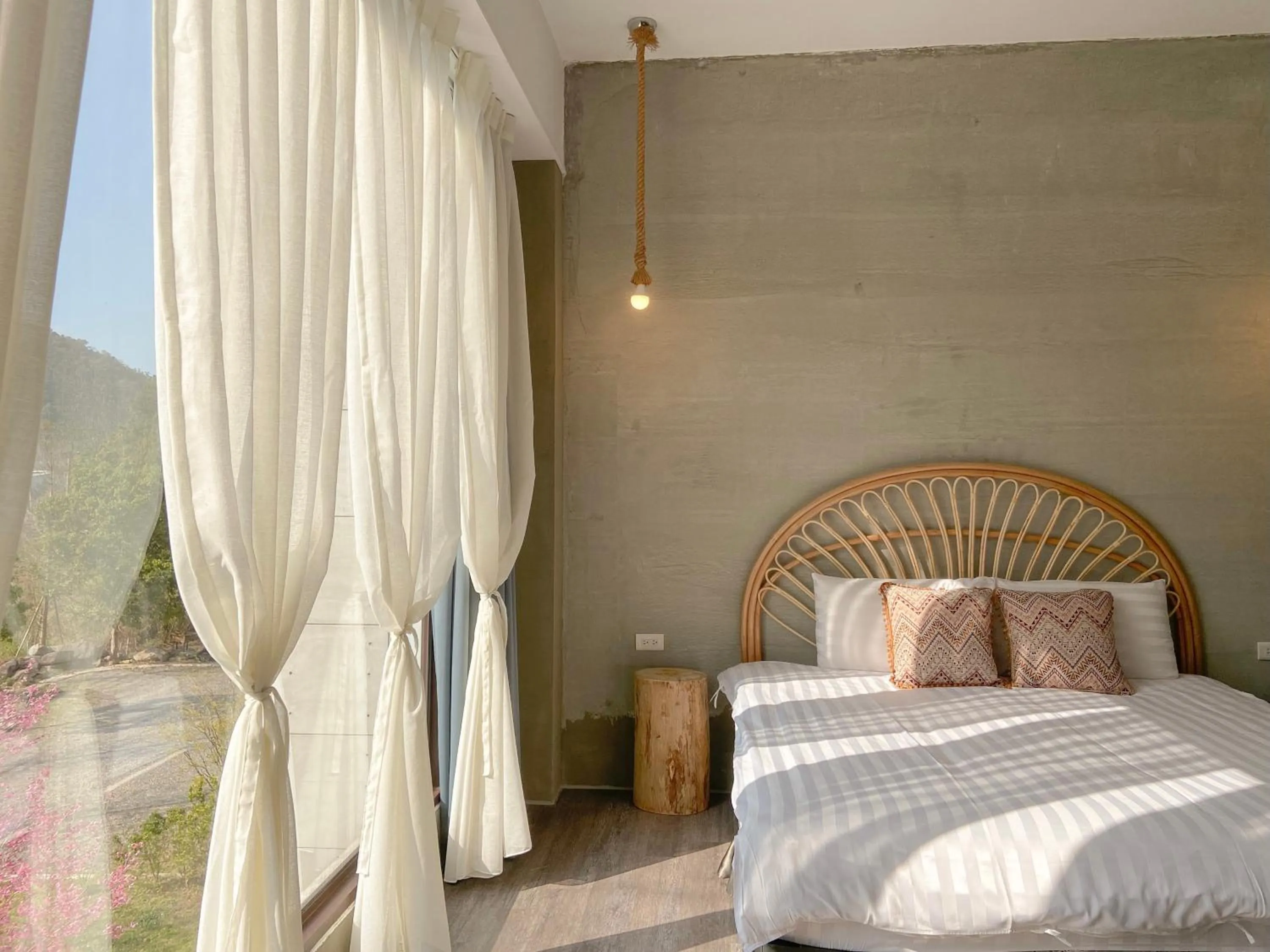 Bed in 愛黏在一起設計師民宿 Lovers BNB