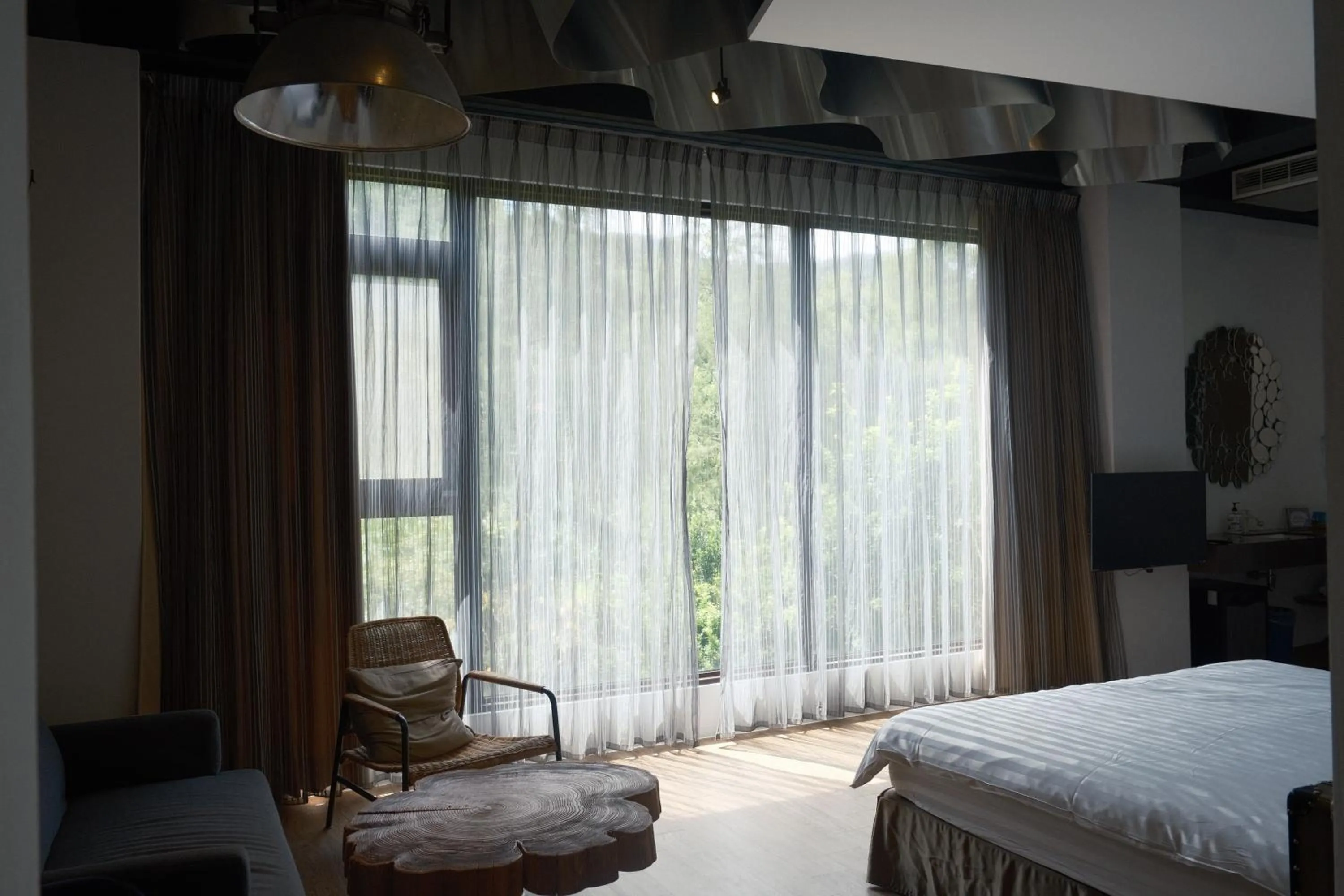 View (from property/room), Bed in 愛黏在一起設計師民宿 Lovers BNB