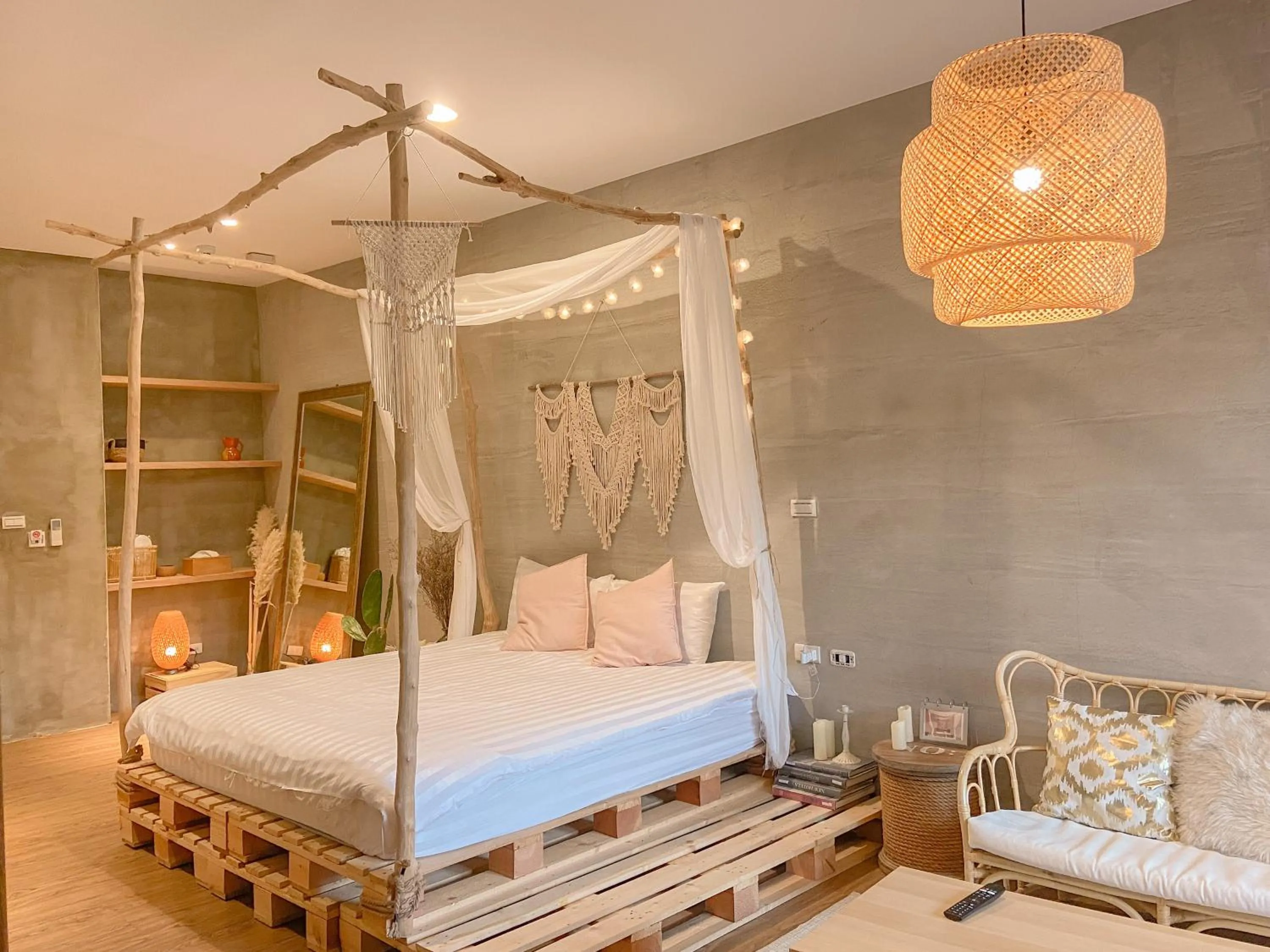 Bed in 愛黏在一起設計師民宿 Lovers BNB