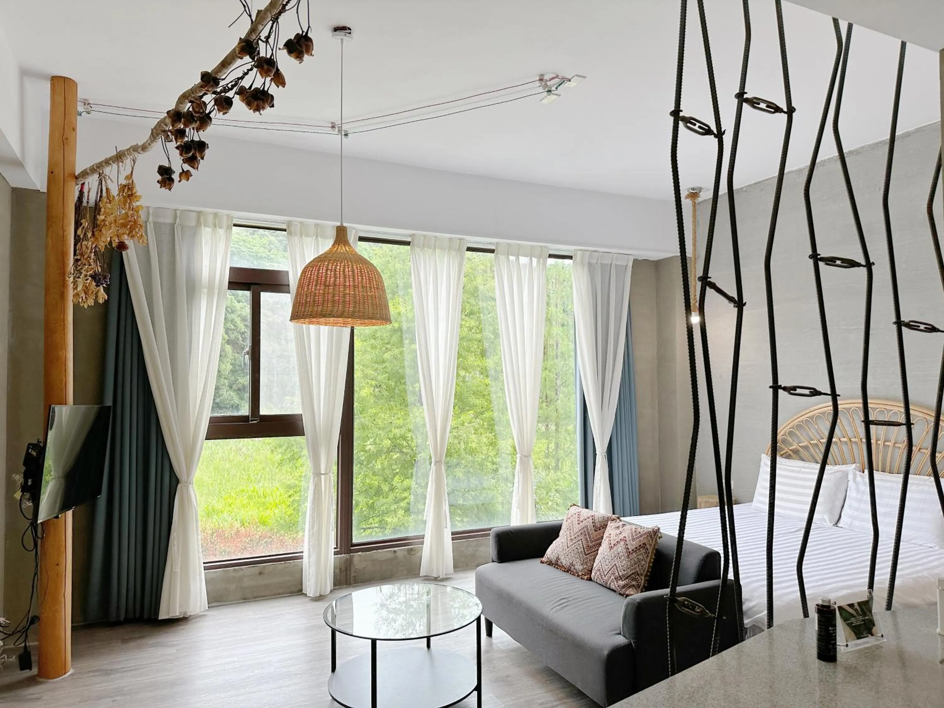 Photo of the whole room in 愛黏在一起設計師民宿 Lovers BNB