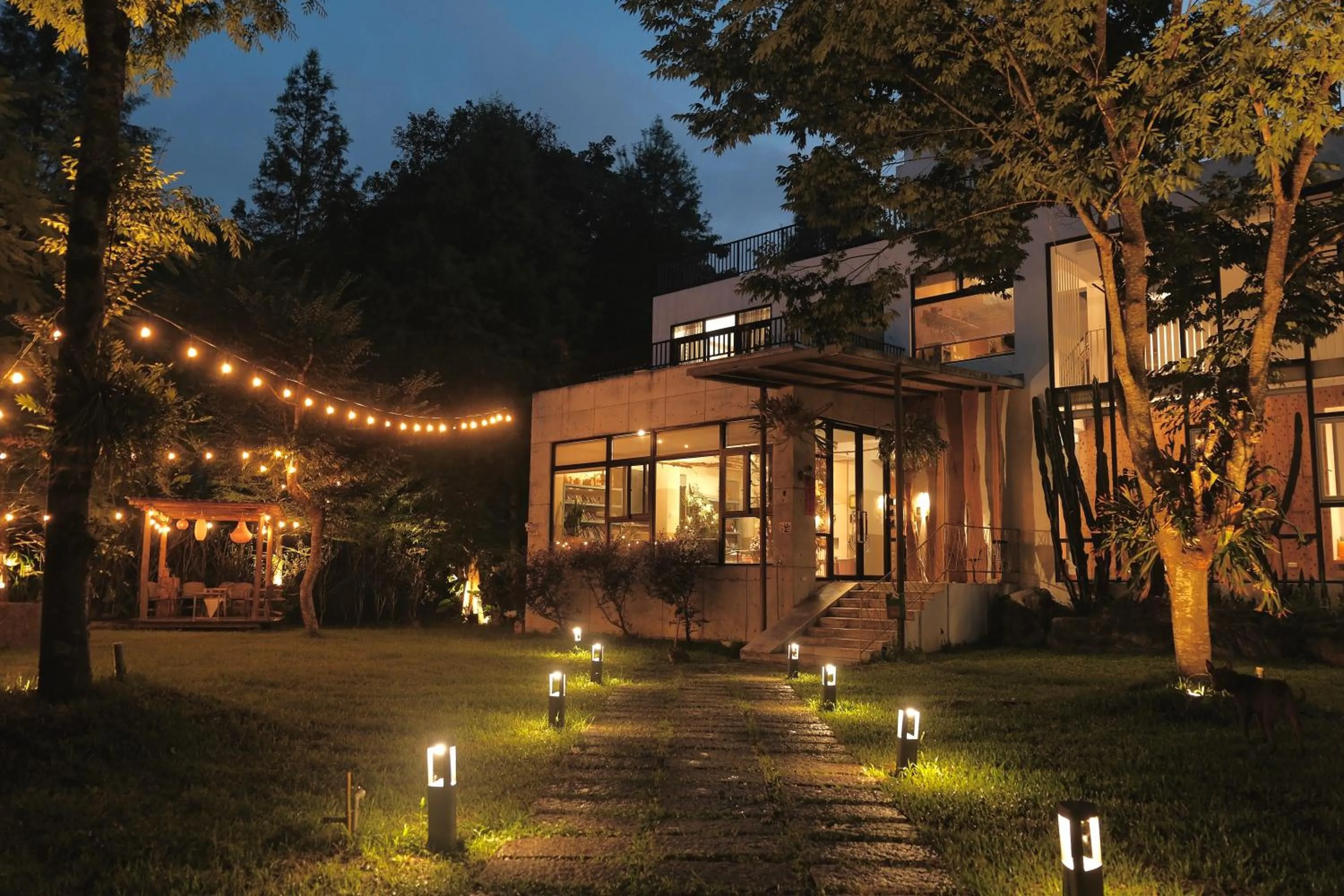 Property building in 愛黏在一起設計師民宿 Lovers BNB