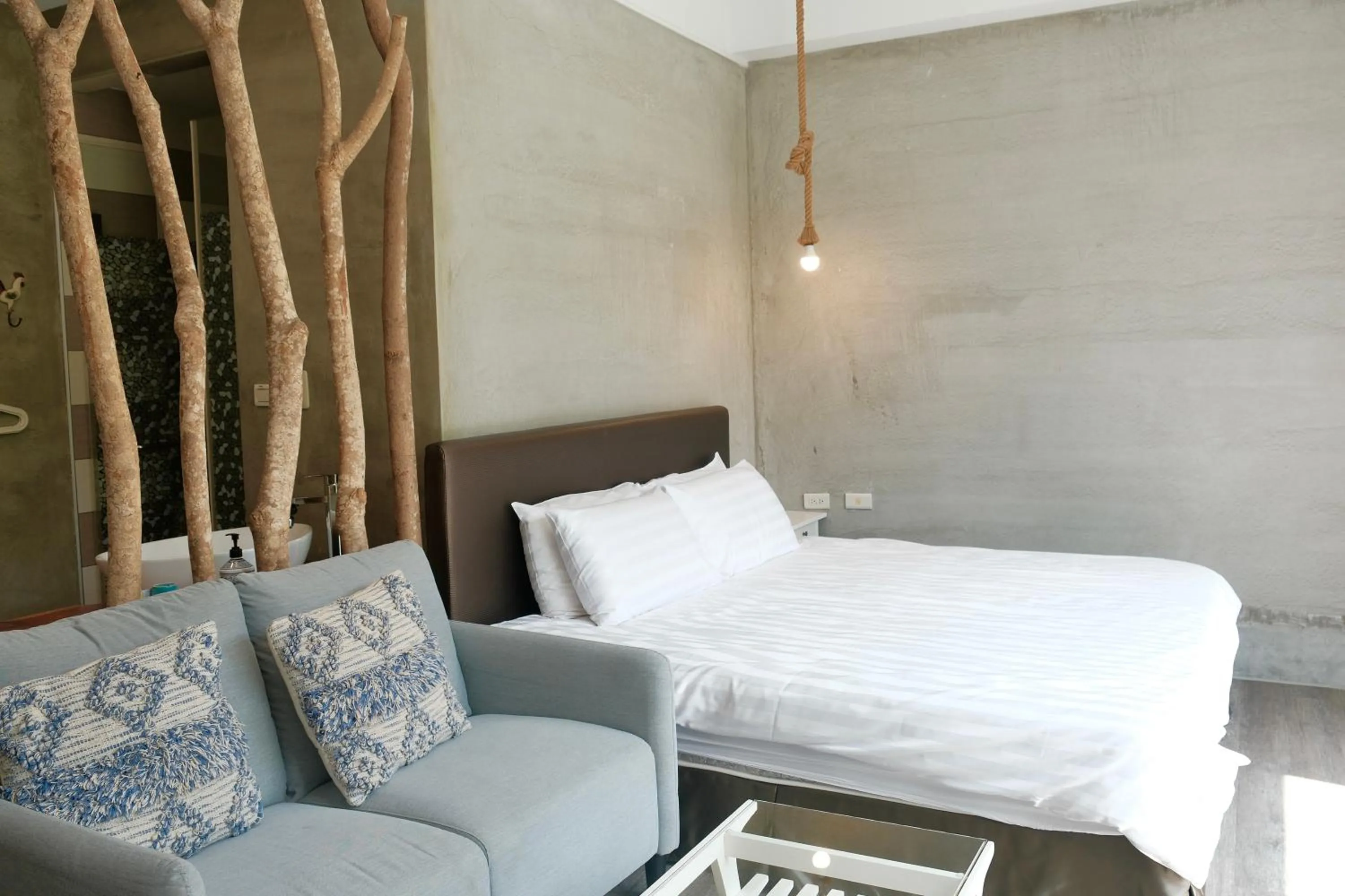 Bed in 愛黏在一起設計師民宿 Lovers BNB