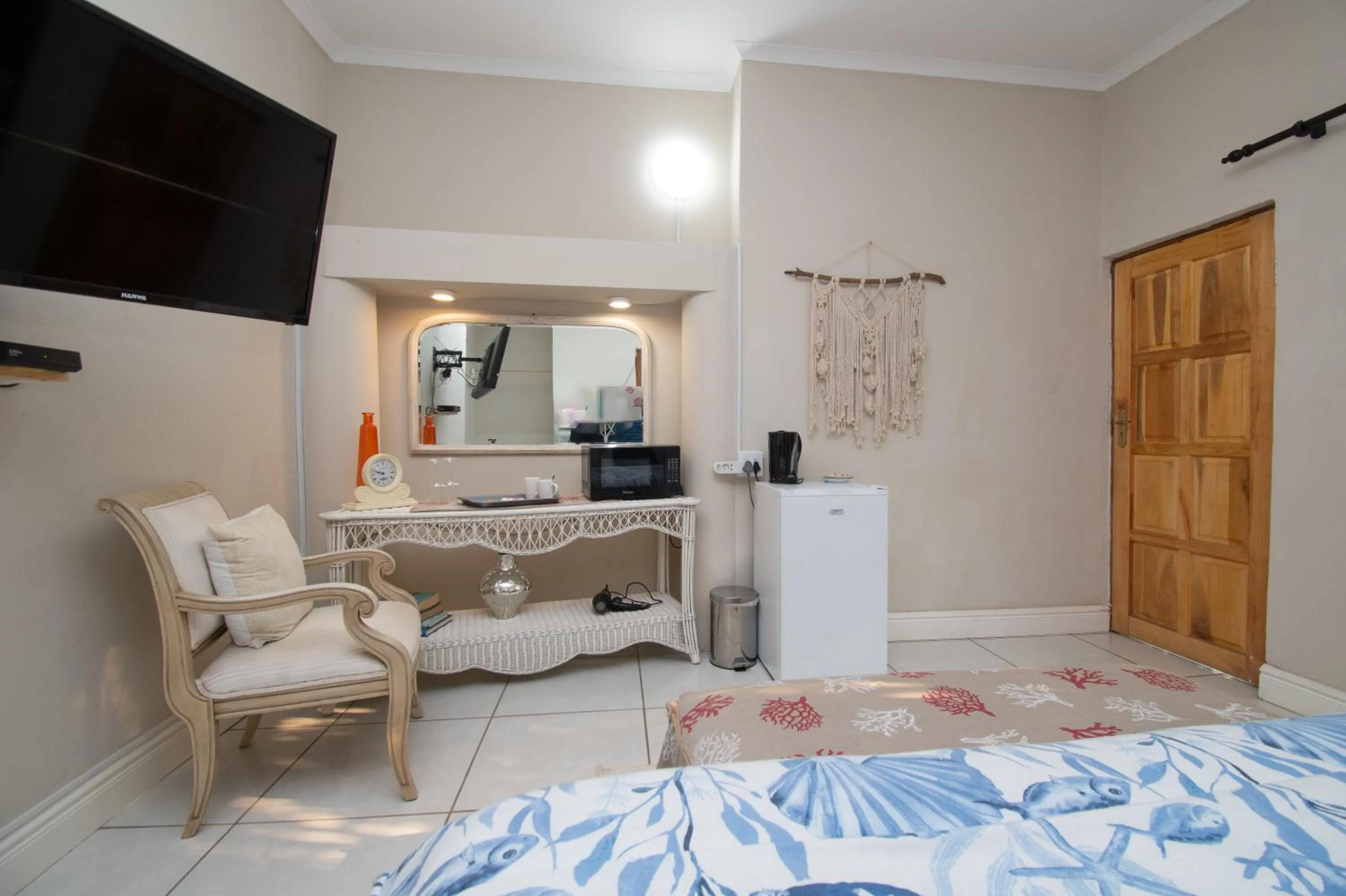 TV and multimedia in No 20 On the Beach Guesthouse