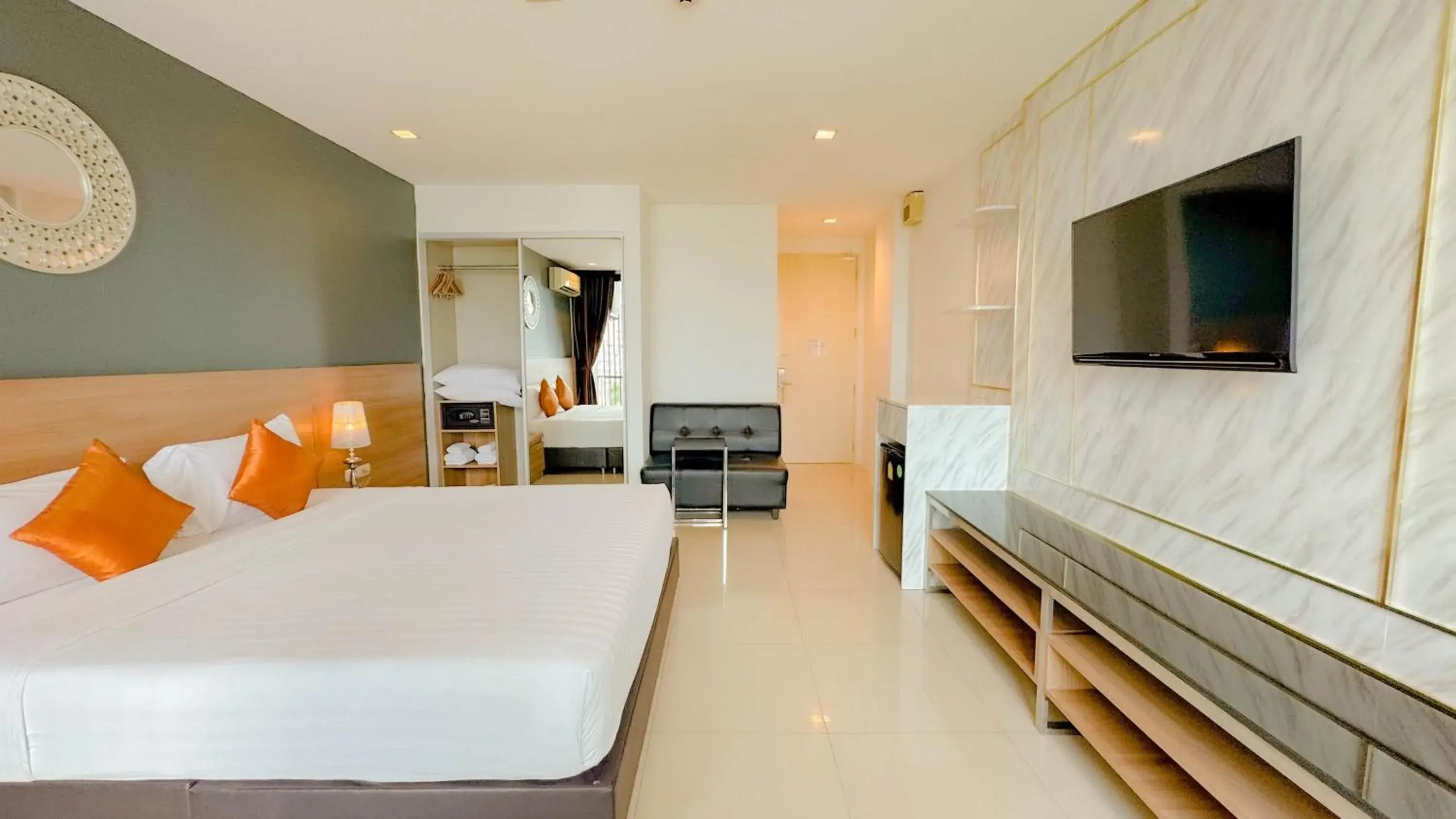 Executive Suite in Marigold Sukhumvit - Free Shuttle to BTS Bearing Station Executive Suite in Marigold Sukhumvit - Free Shuttle to BTS Bearing Station