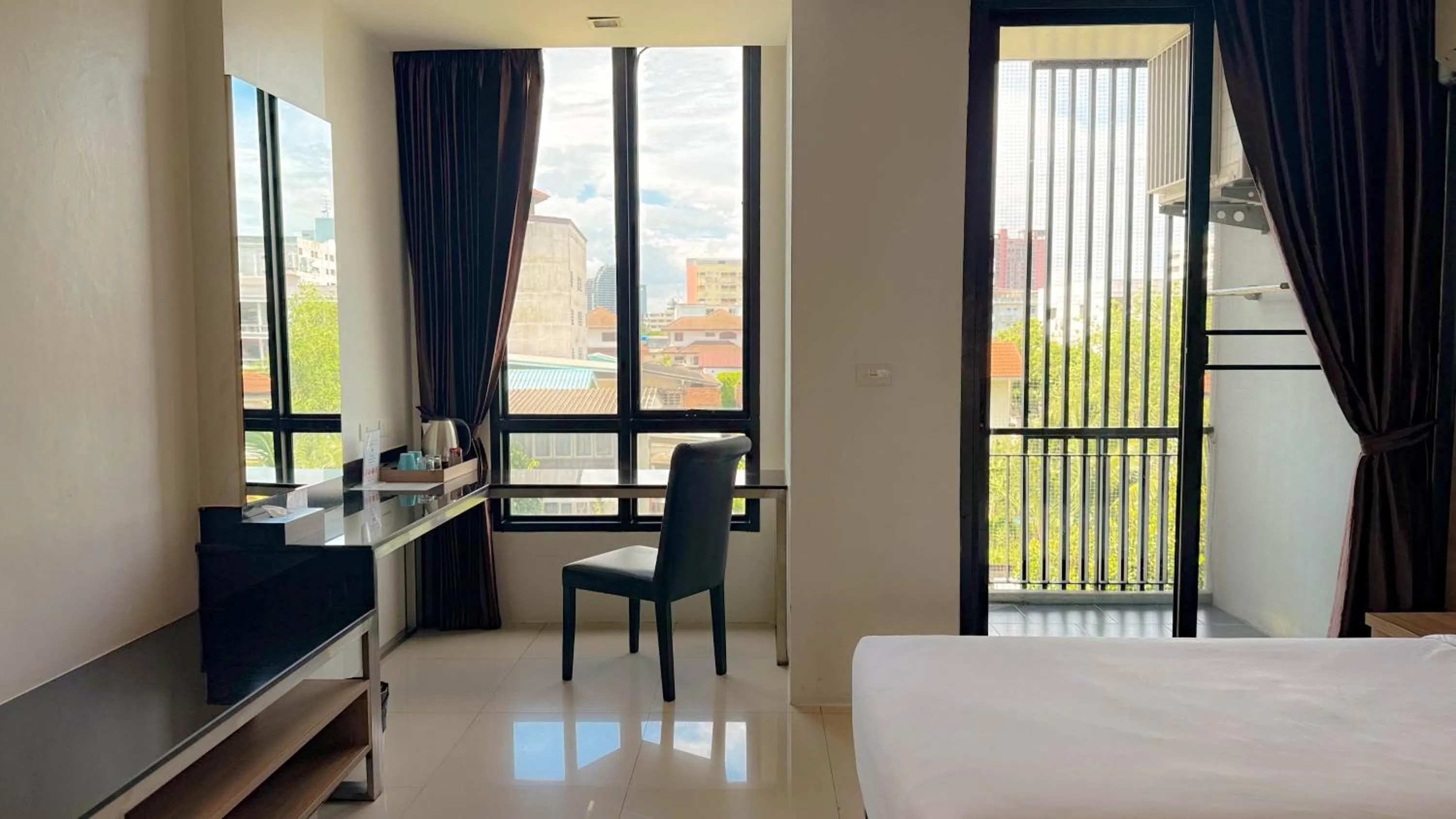 Bed in Marigold Sukhumvit - Free Shuttle to BTS Bearing Station