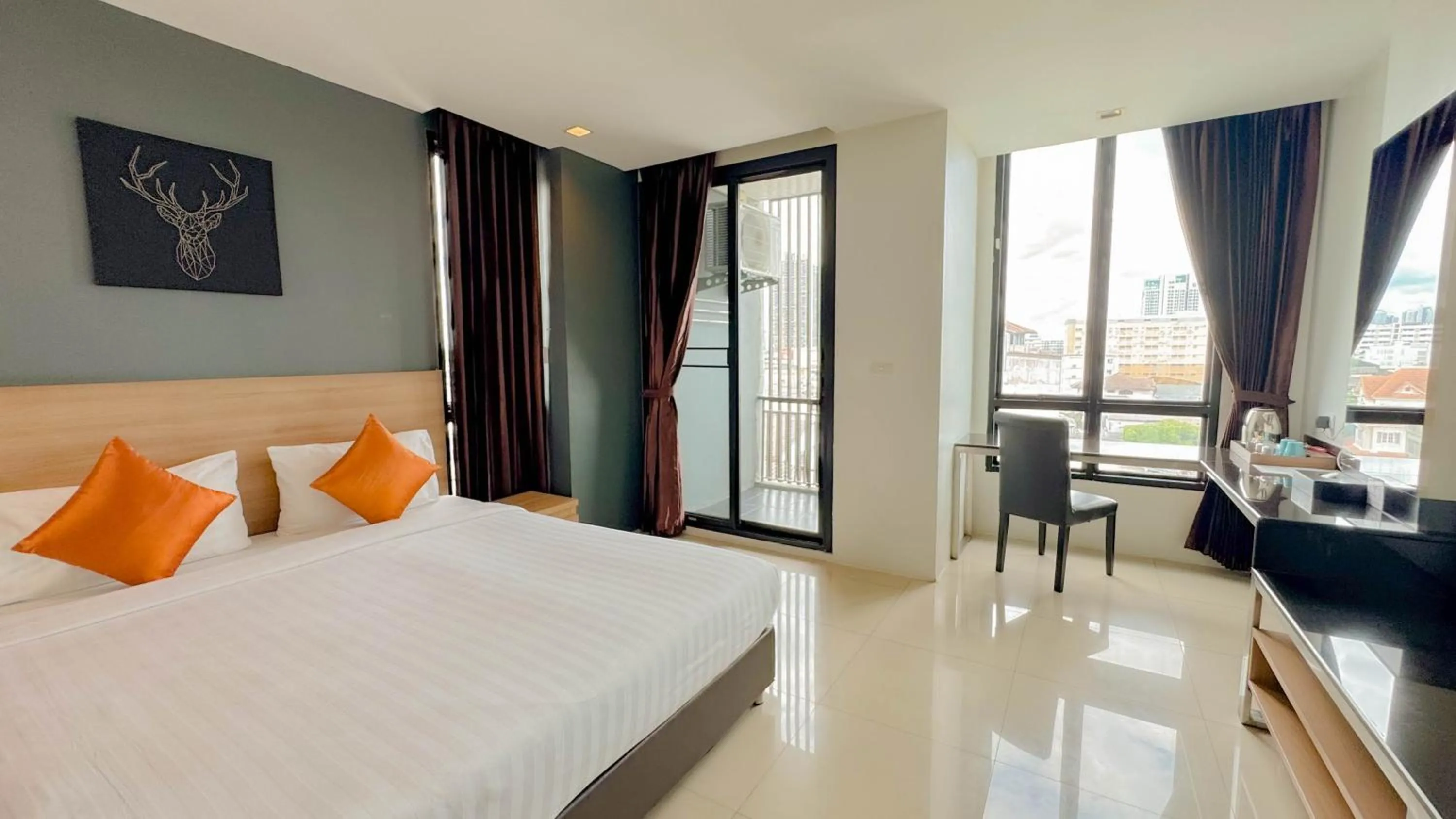 Bed in Marigold Sukhumvit - Free Shuttle to BTS Bearing Station