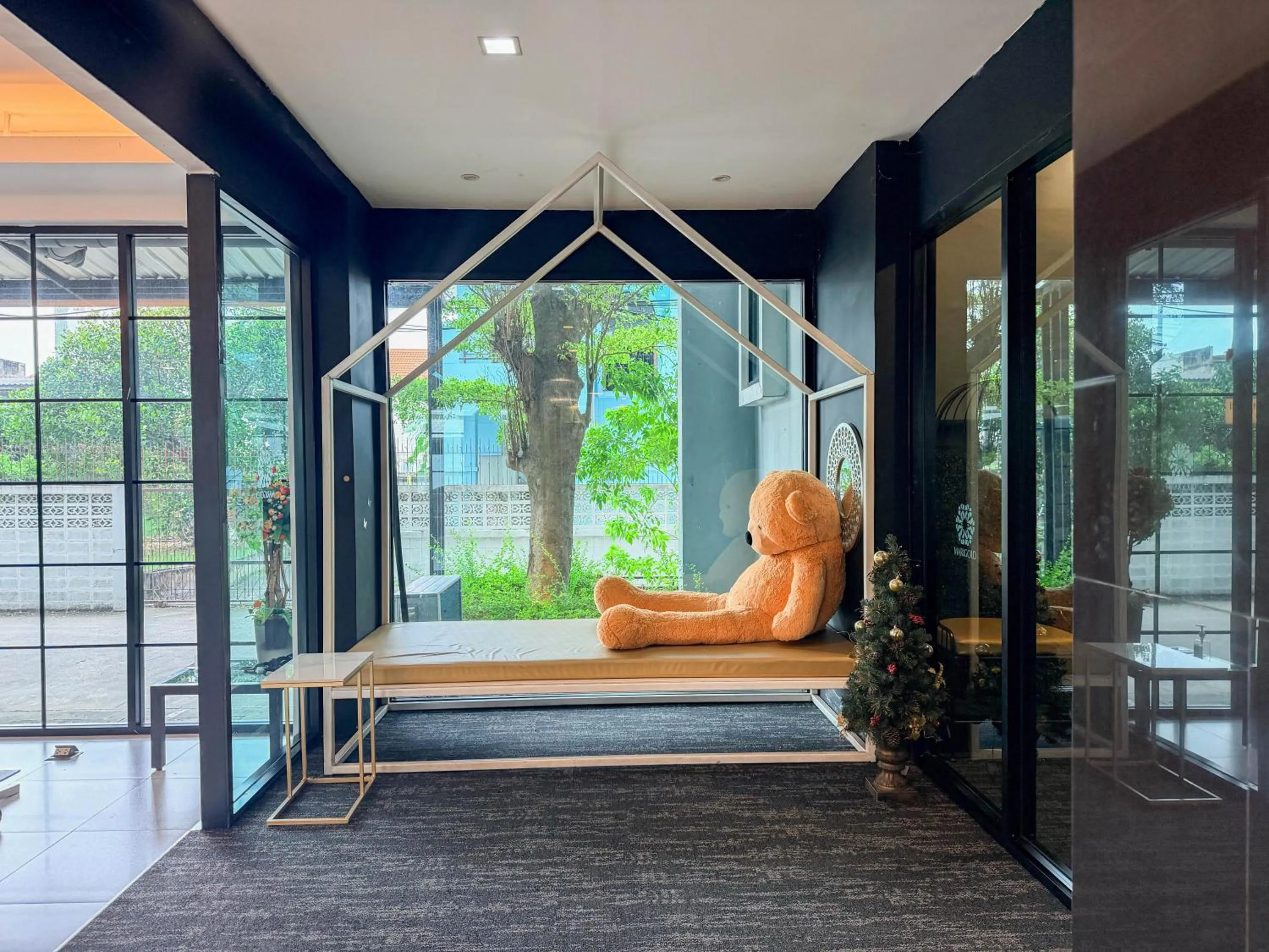 Marigold Sukhumvit - Free Shuttle to BTS Bearing Station