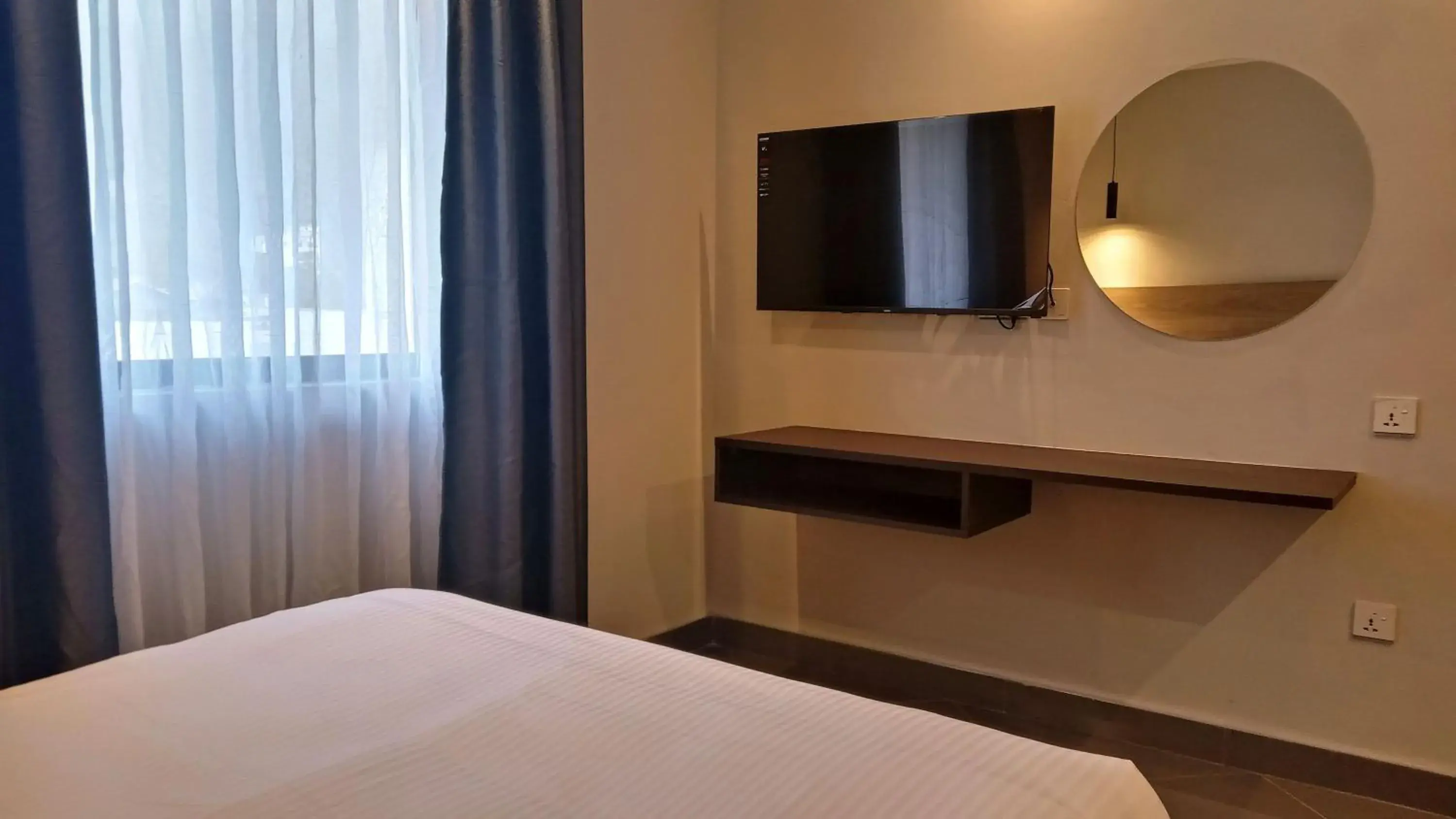 Deluxe Double Room (2 Adults + 1 Child) in Ivory Park Hotel - Safari Waterworld Deluxe Double Room (2 Adults + 1 Child) in Ivory Park Hotel - Safari Waterworld