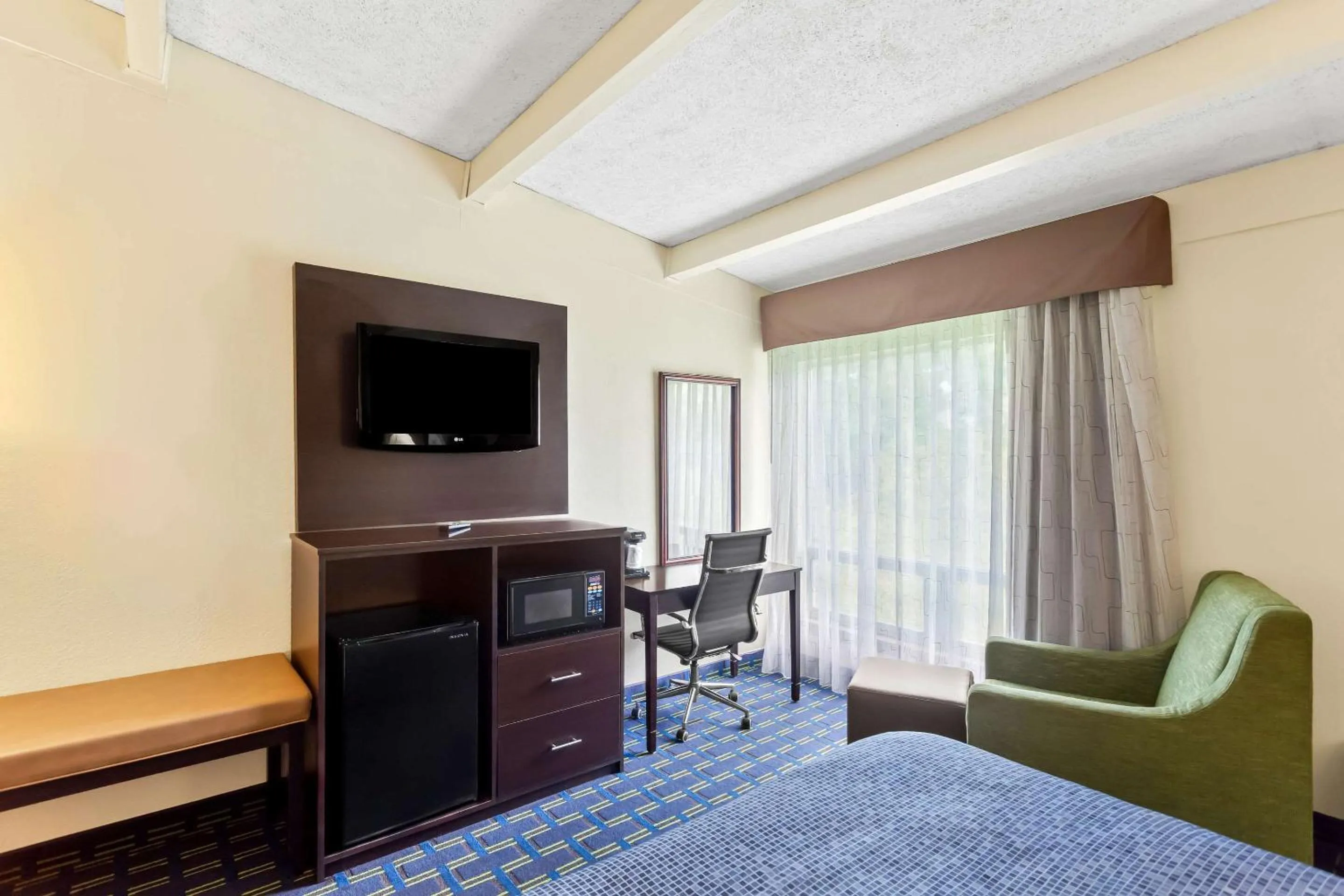 Bedroom, Bed in Econo Lodge Waynesboro - Skyline Drive