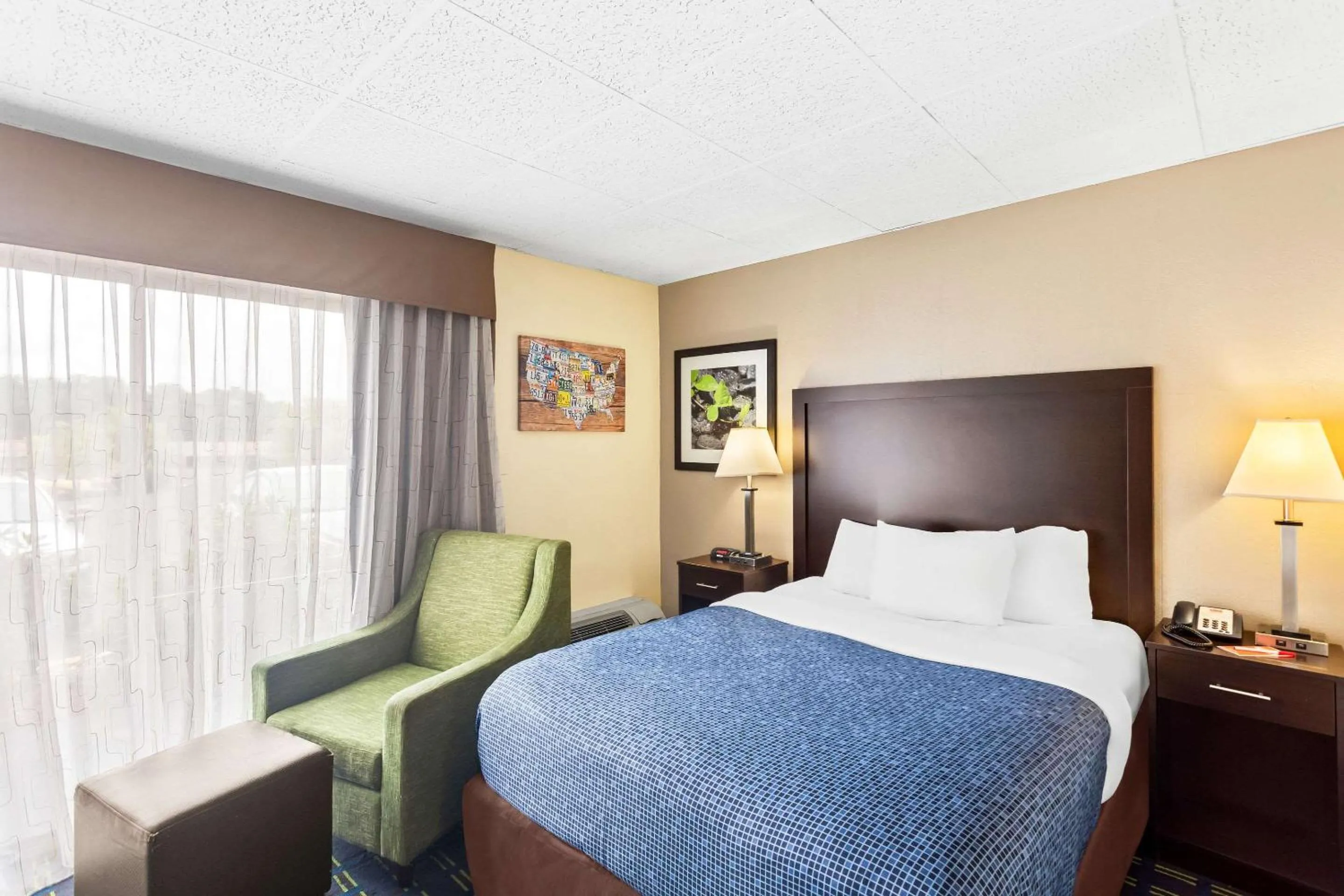 Bedroom, Bed in Econo Lodge Waynesboro - Skyline Drive