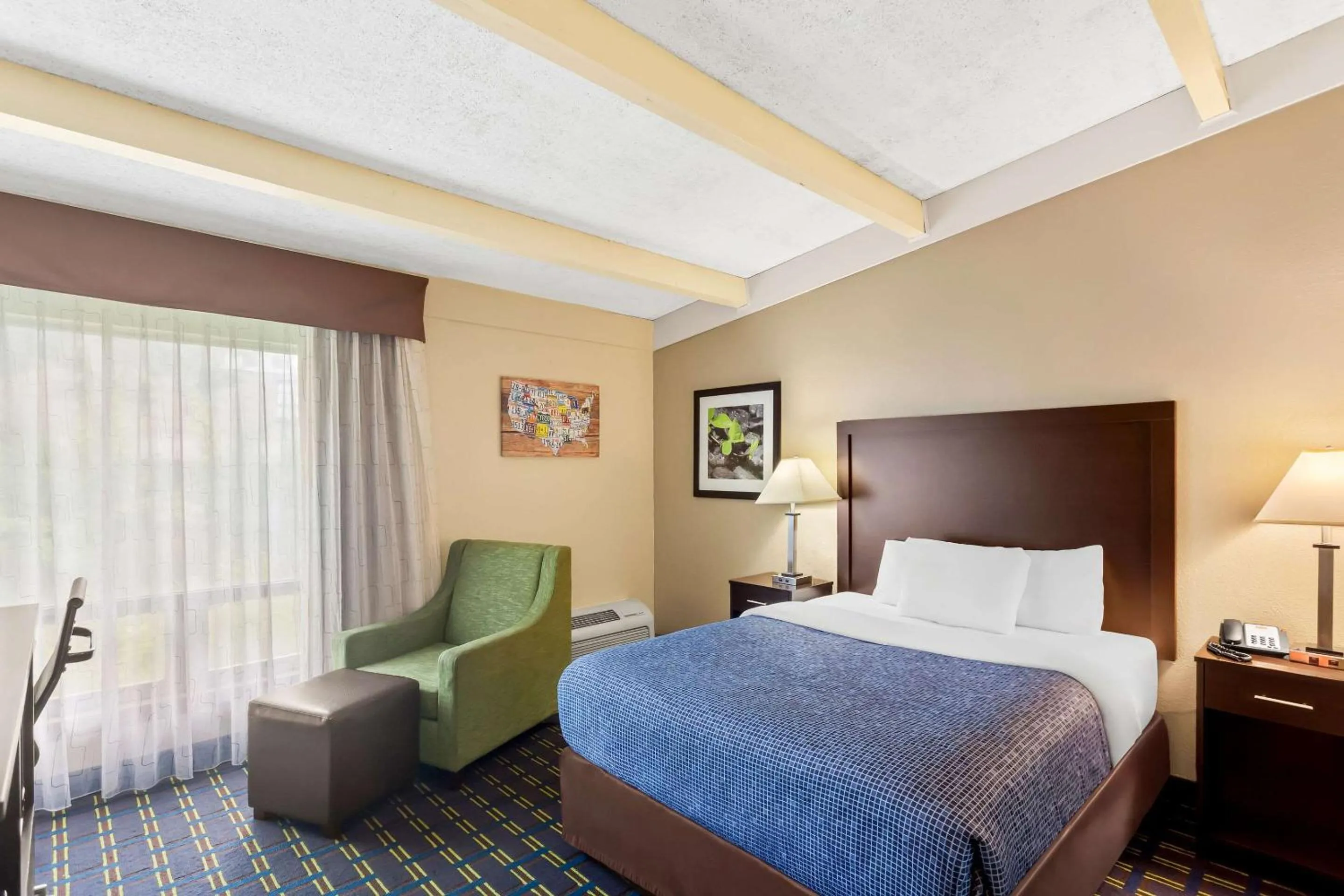 Bedroom, Bed in Econo Lodge Waynesboro - Skyline Drive