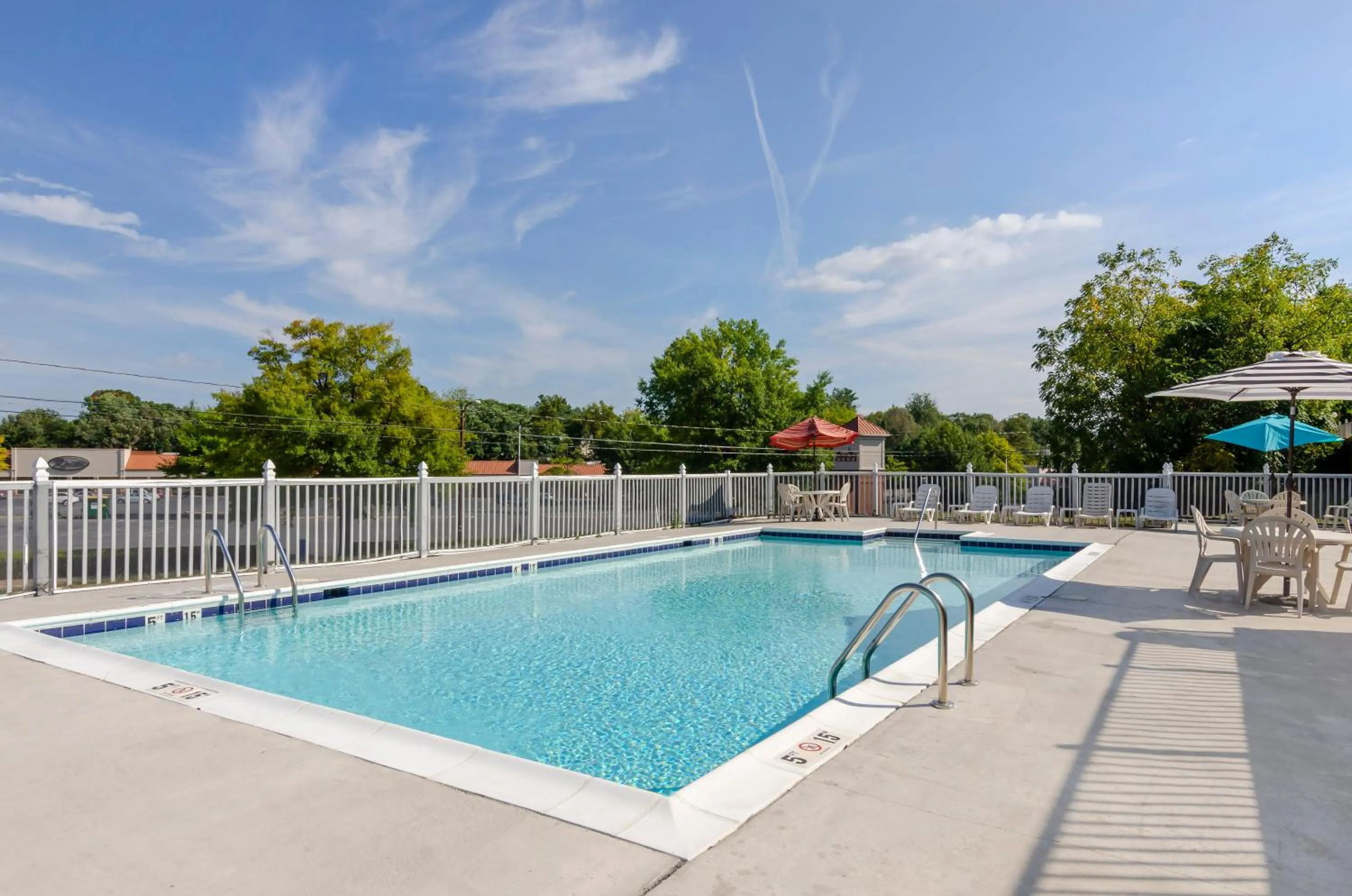 Swimming pool in Econo Lodge Waynesboro - Skyline Drive