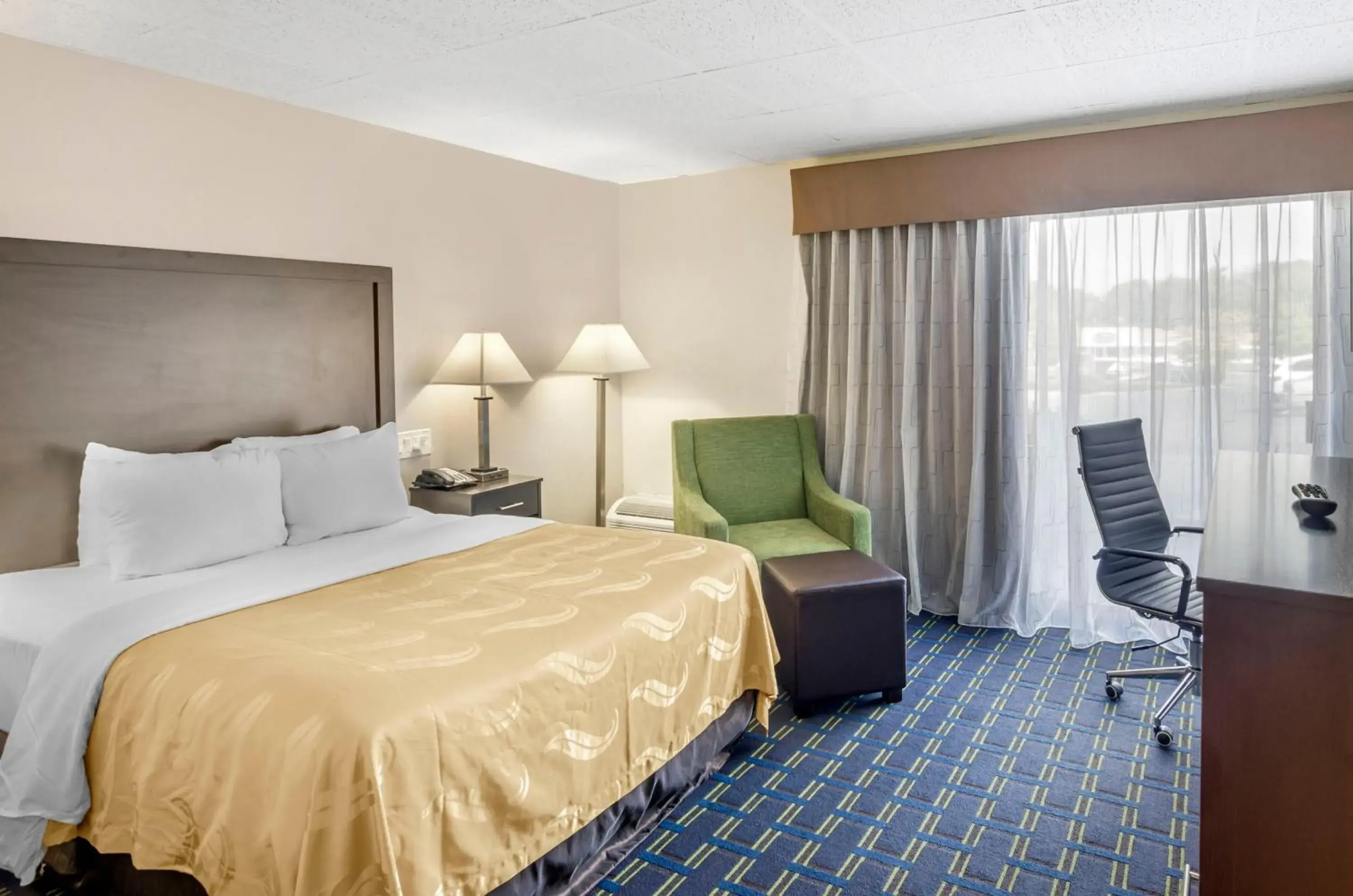 Deluxe Queen Room in Econo Lodge Waynesboro - Skyline Drive Deluxe Queen Room in Econo Lodge Waynesboro - Skyline Drive