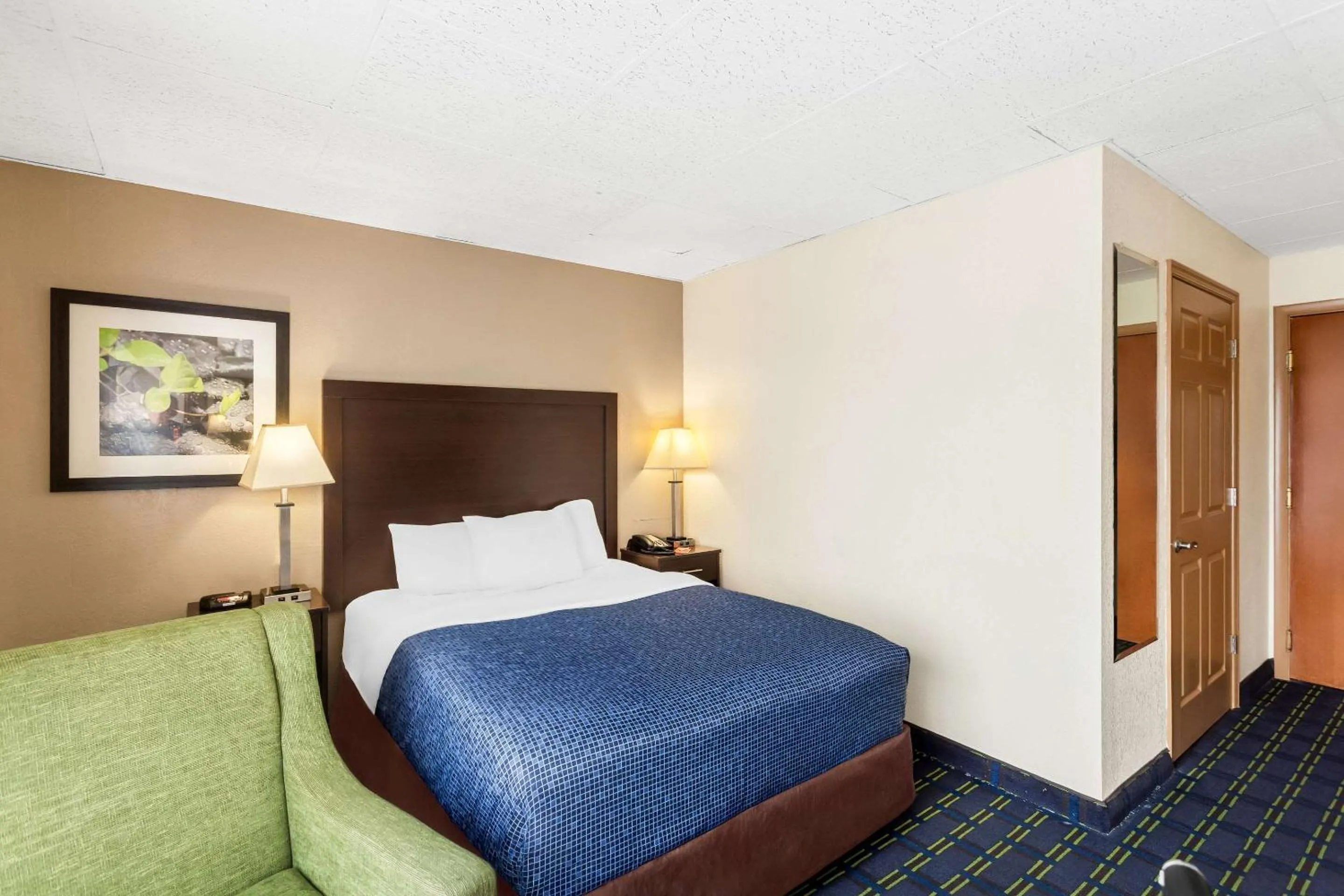 Bedroom, Bed in Econo Lodge Waynesboro - Skyline Drive