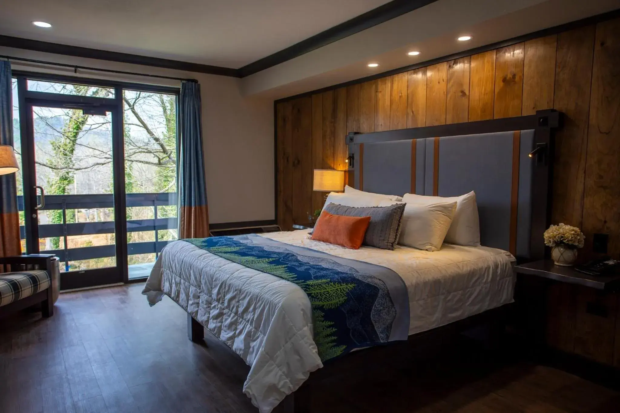 Superior King Room in Fontana Village Resort & Marina Superior King Room in Fontana Village Resort & Marina