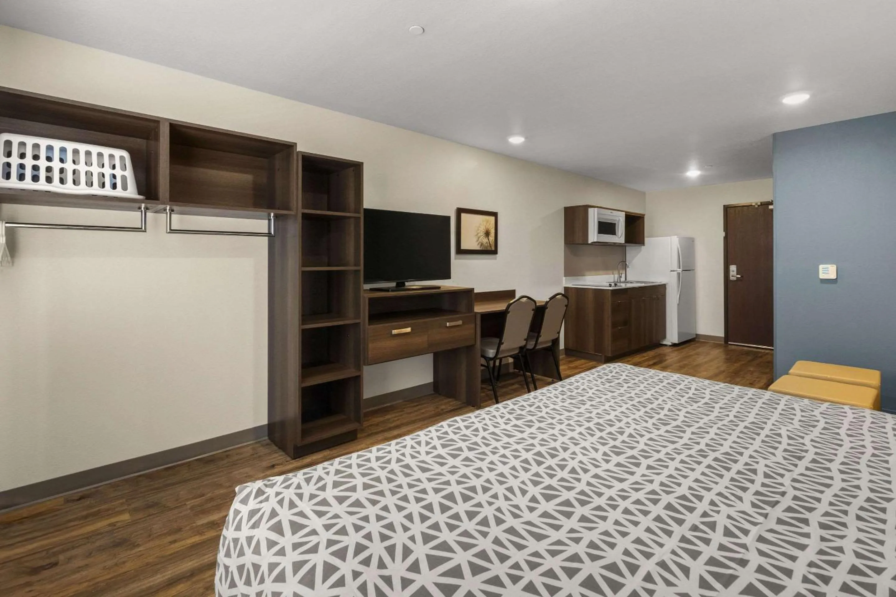 Bedroom in WoodSpring Suites Bowling Green I-65