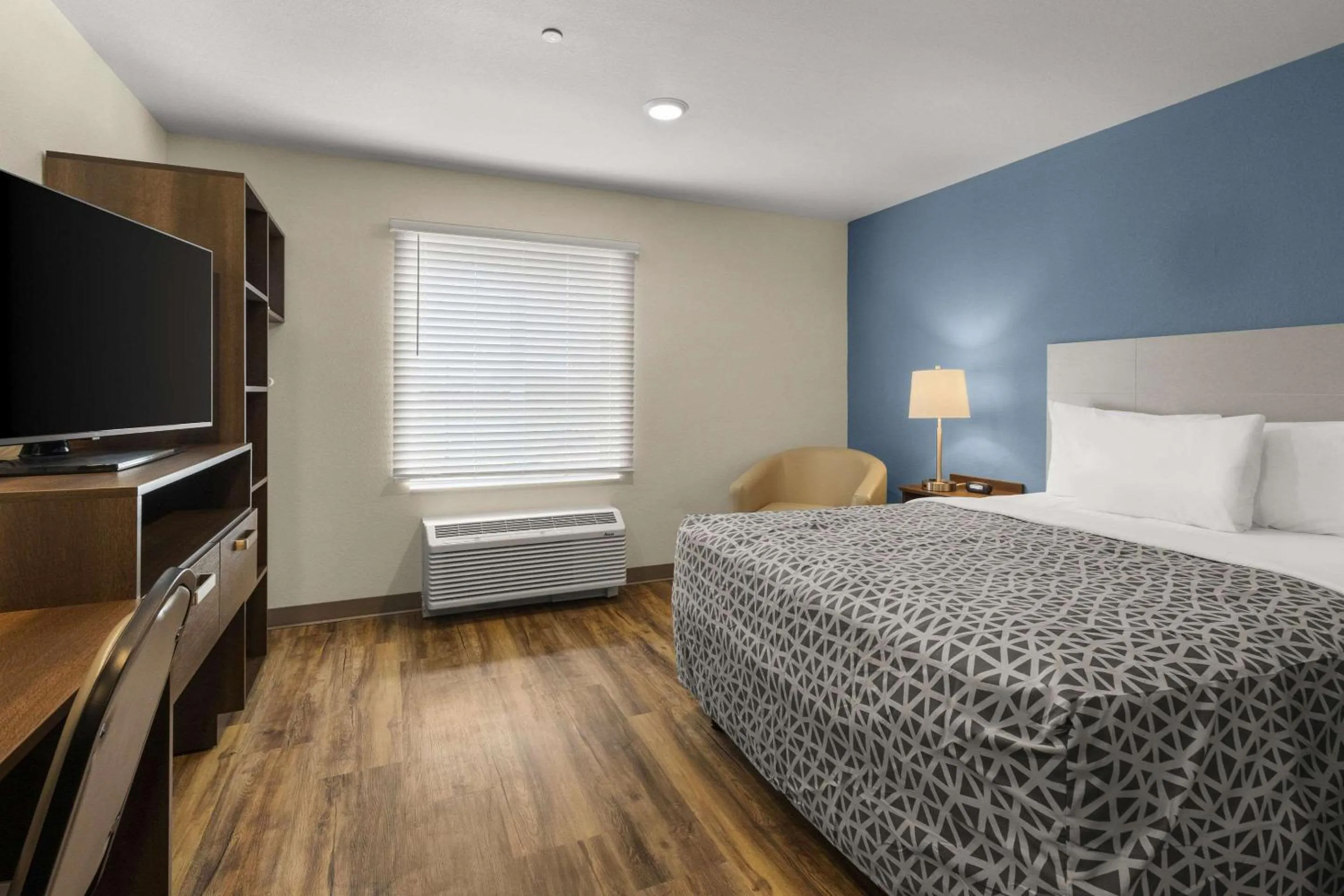 Bedroom, Bed in WoodSpring Suites Bowling Green I-65