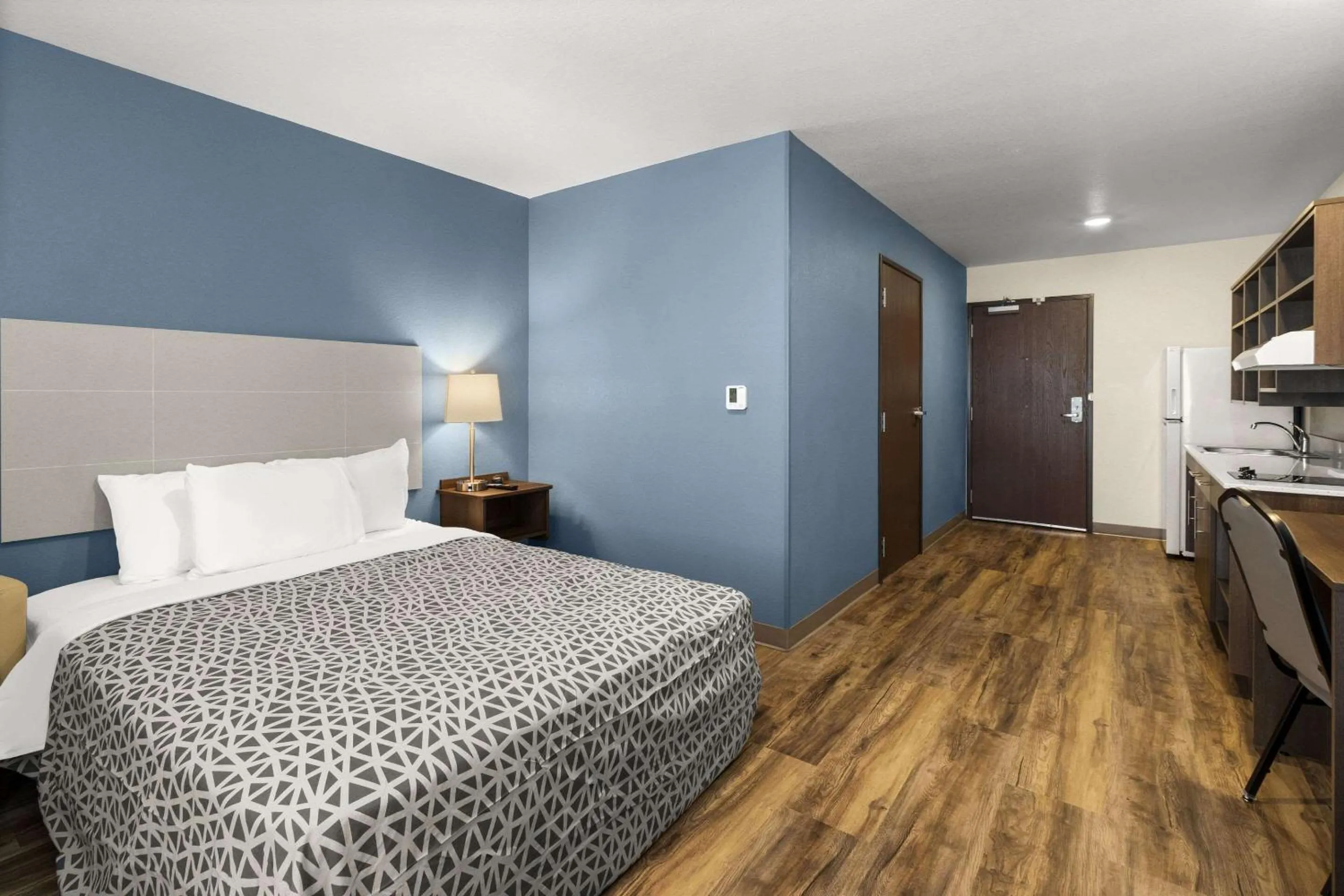 Bedroom, Bed in WoodSpring Suites Bowling Green I-65