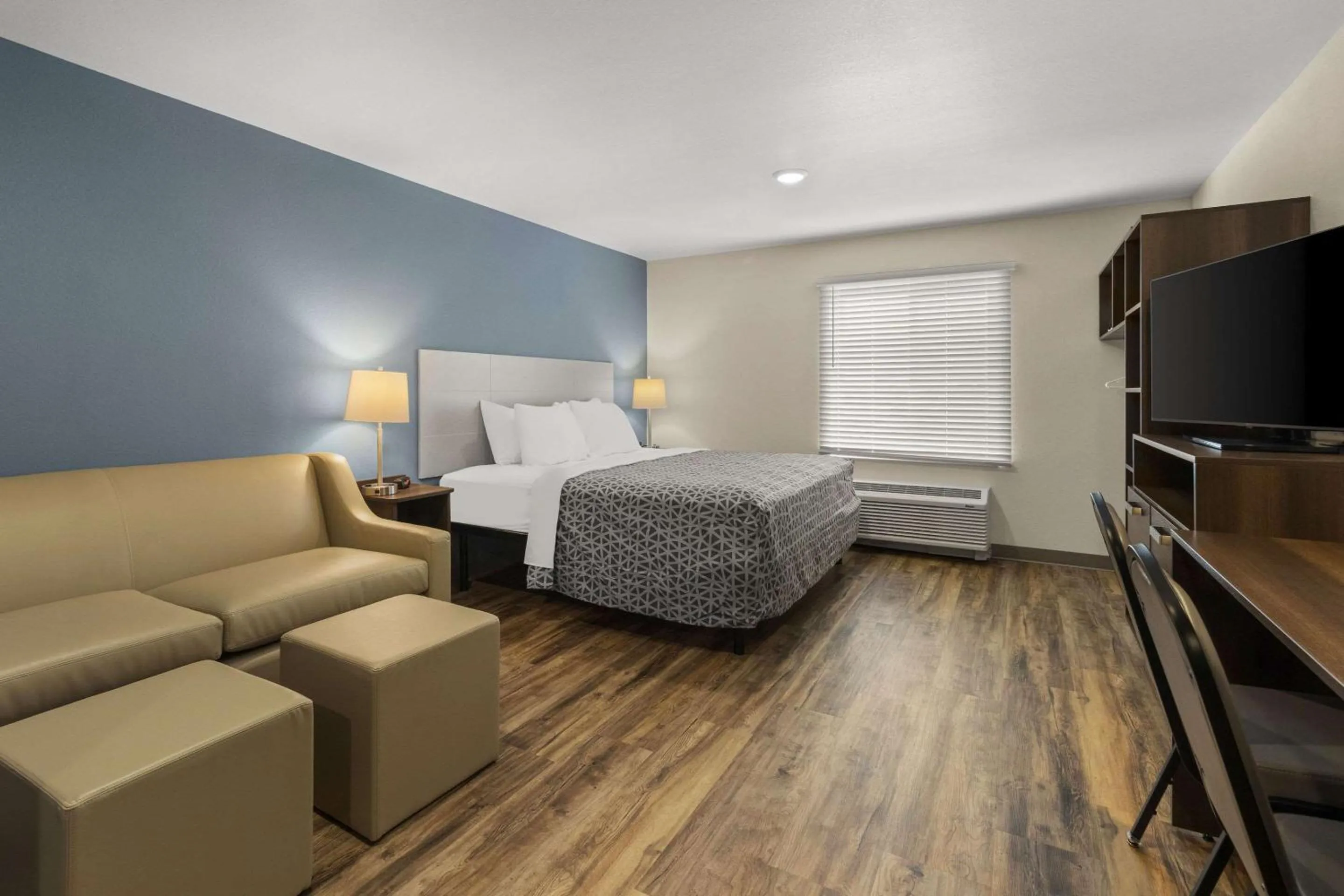 Bedroom, Bed in WoodSpring Suites Bowling Green I-65