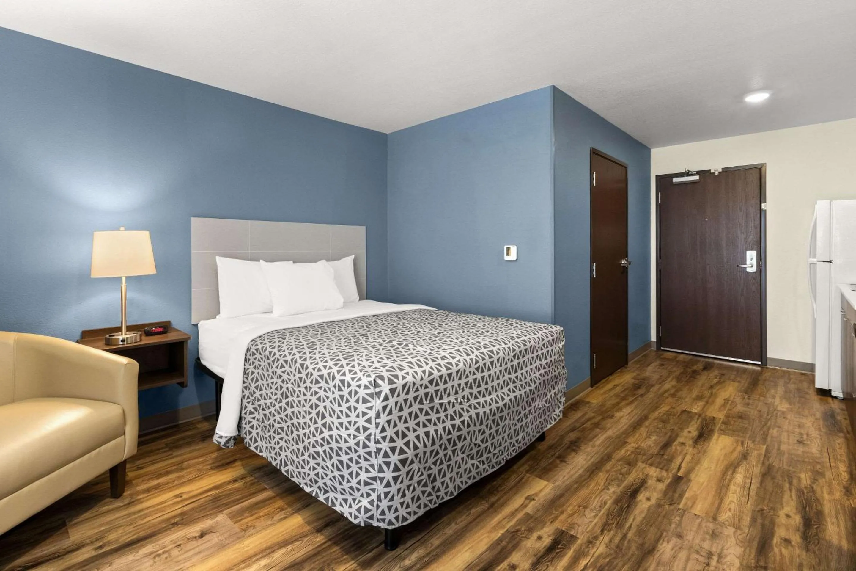 Bedroom, Bed in WoodSpring Suites Bowling Green I-65