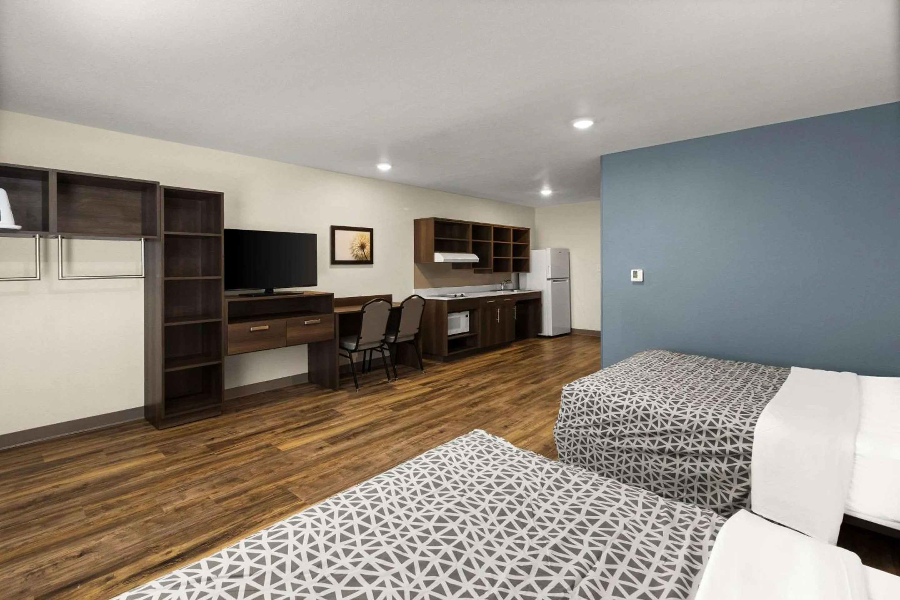 Bedroom, Bed in WoodSpring Suites Bowling Green I-65