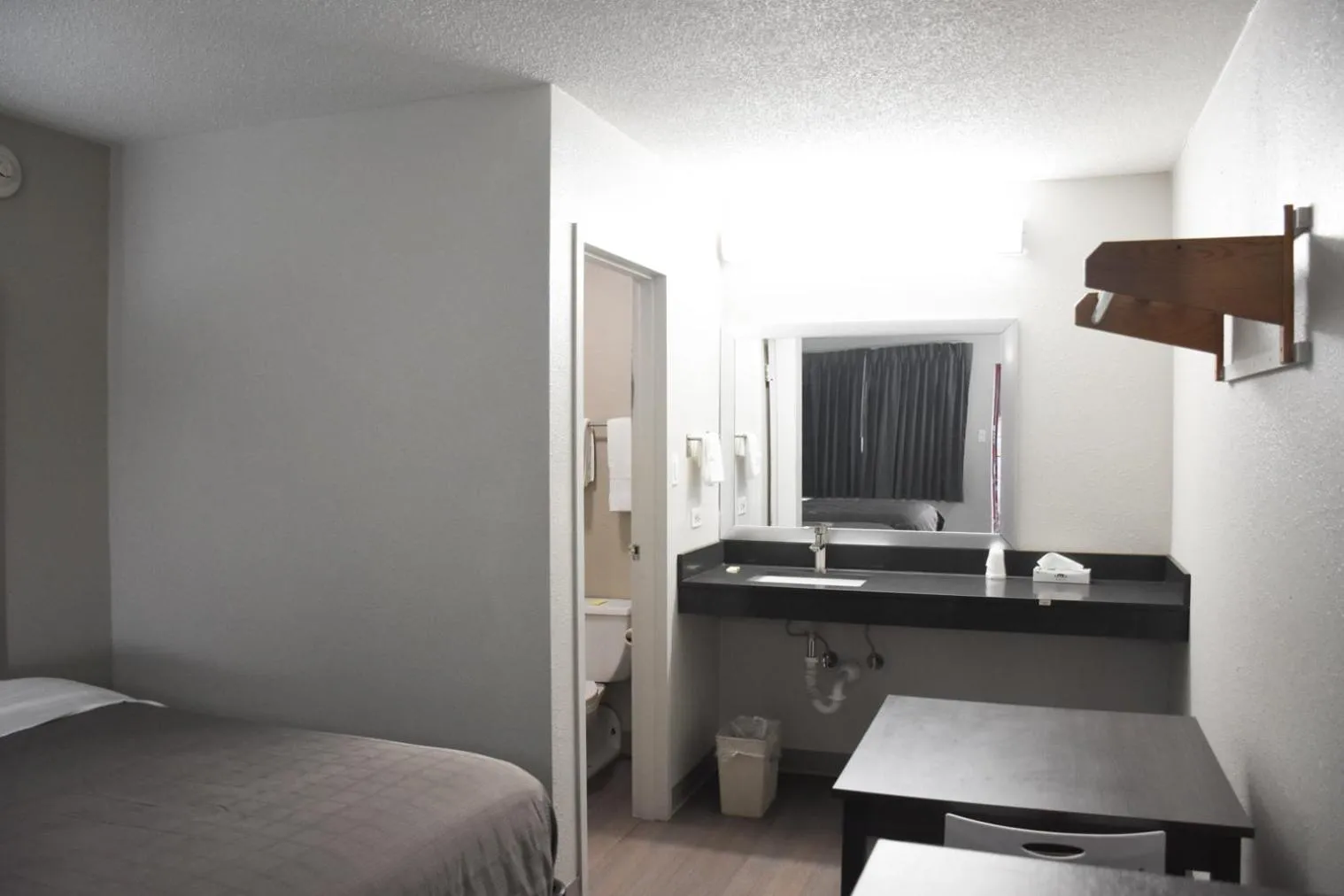 Photo of the whole room, Bed in Bridgeview Inn Chicago Area