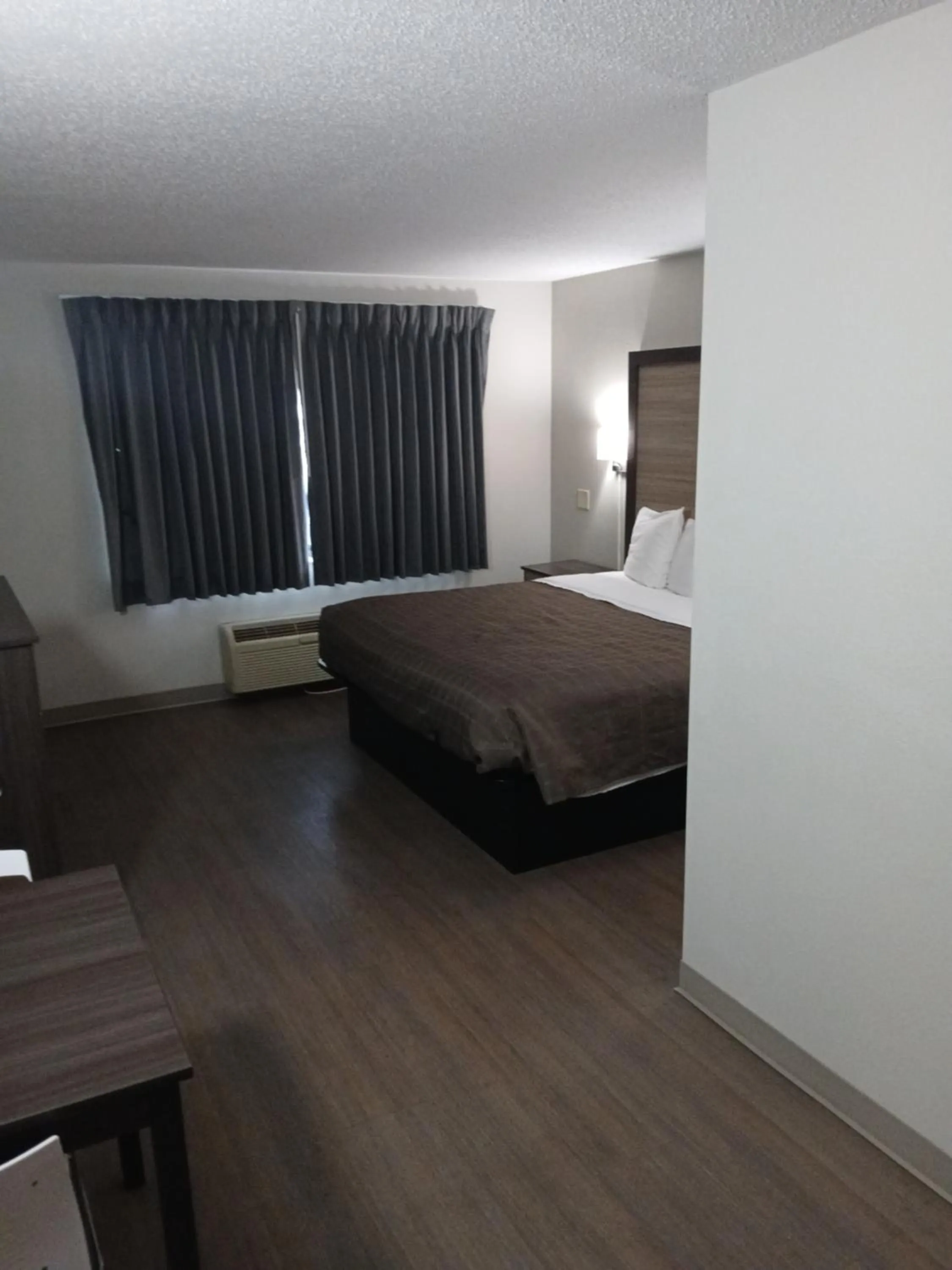 Bedroom, Bed in Bridgeview Inn Chicago Area