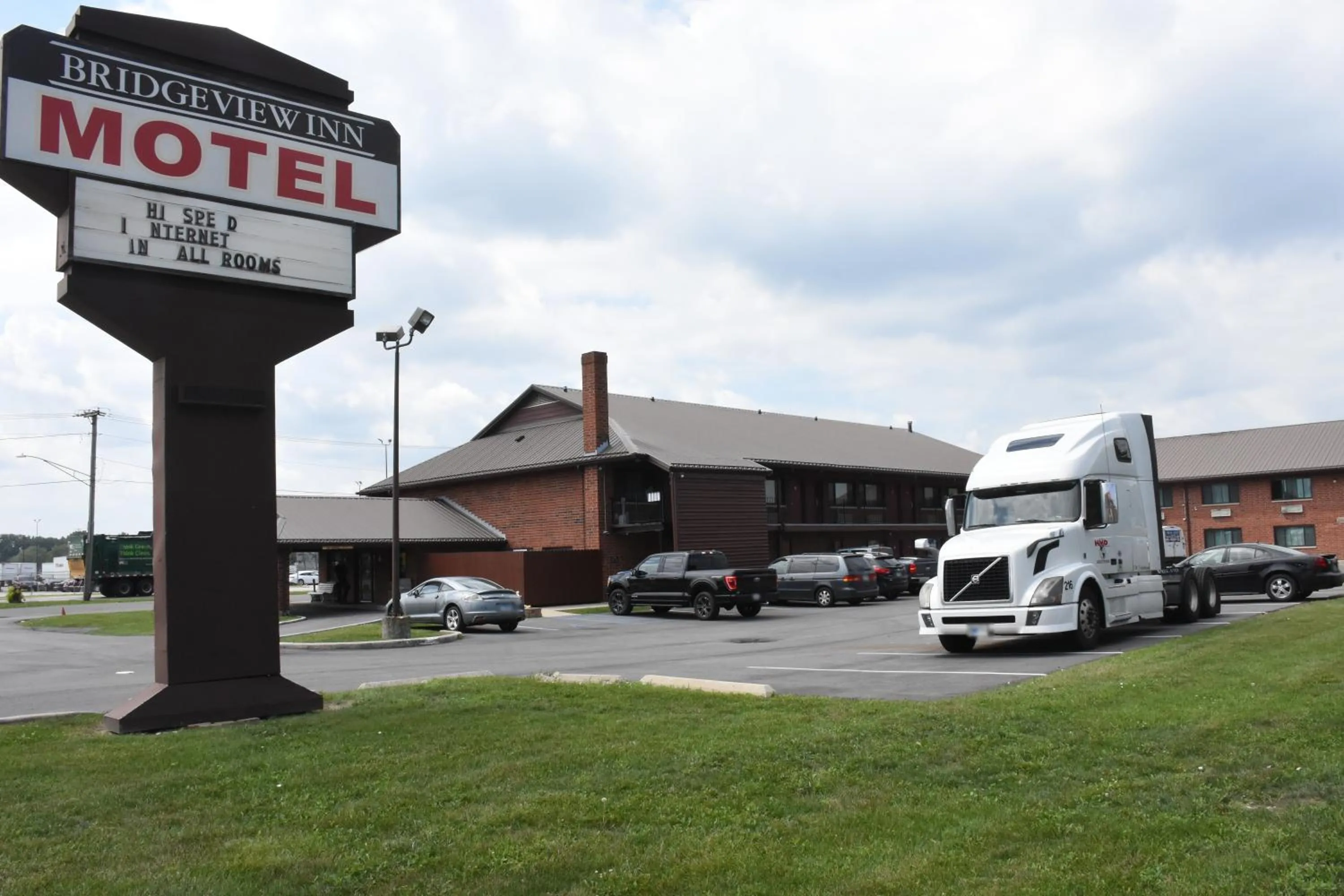 Property building in Bridgeview Inn Chicago Area