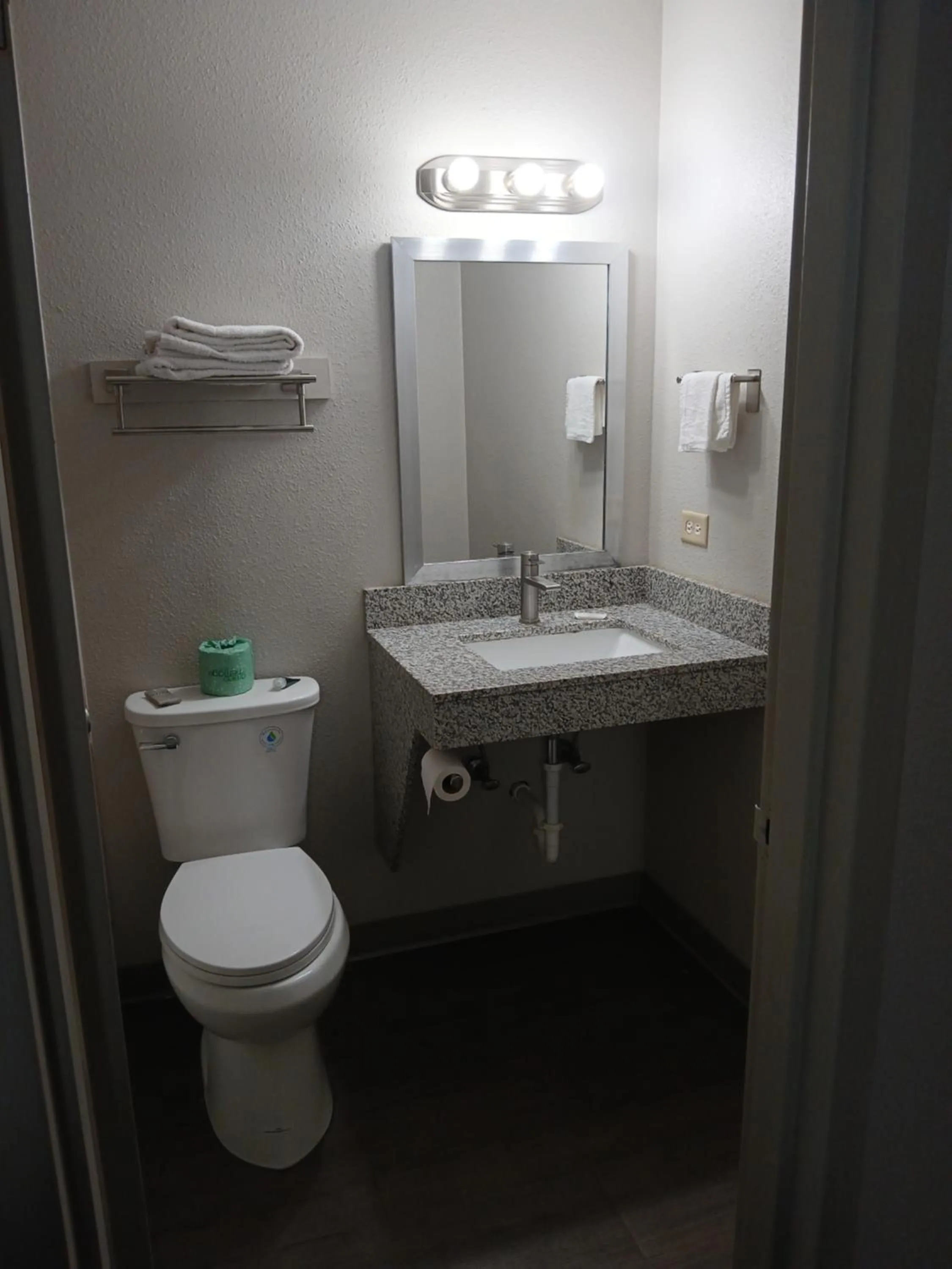 Bathroom in Bridgeview Inn Chicago Area