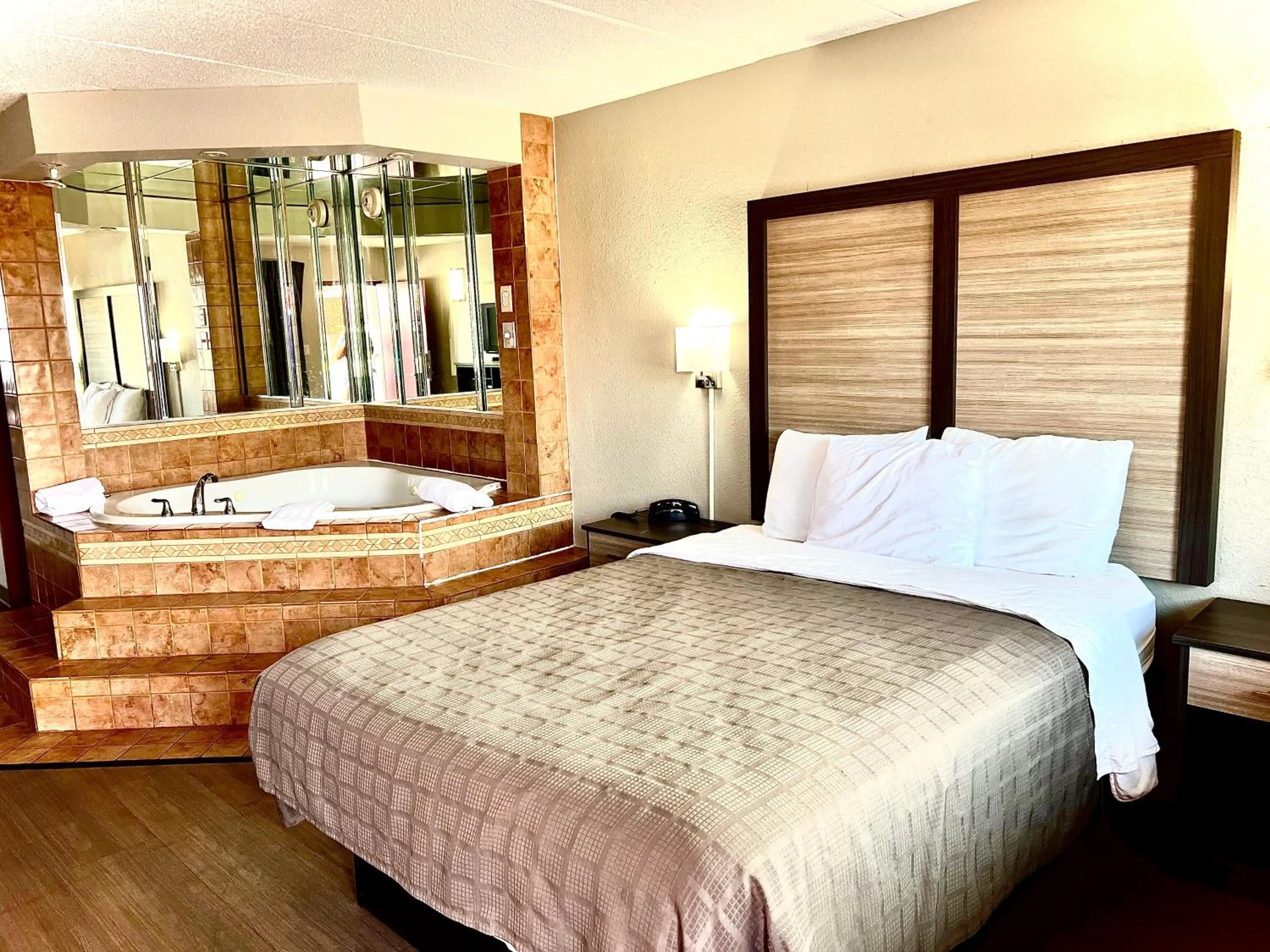 Bathroom, Bed in Bridgeview Inn Chicago Area