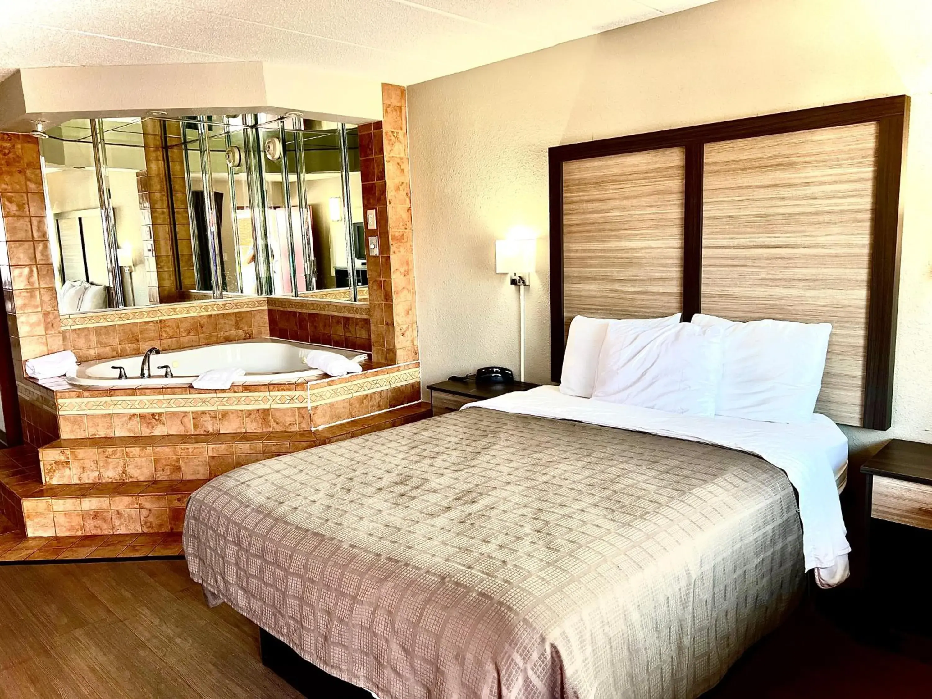 Suite with Hot Tub in Bridgeview Inn Chicago Area Suite with Hot Tub in Bridgeview Inn Chicago Area