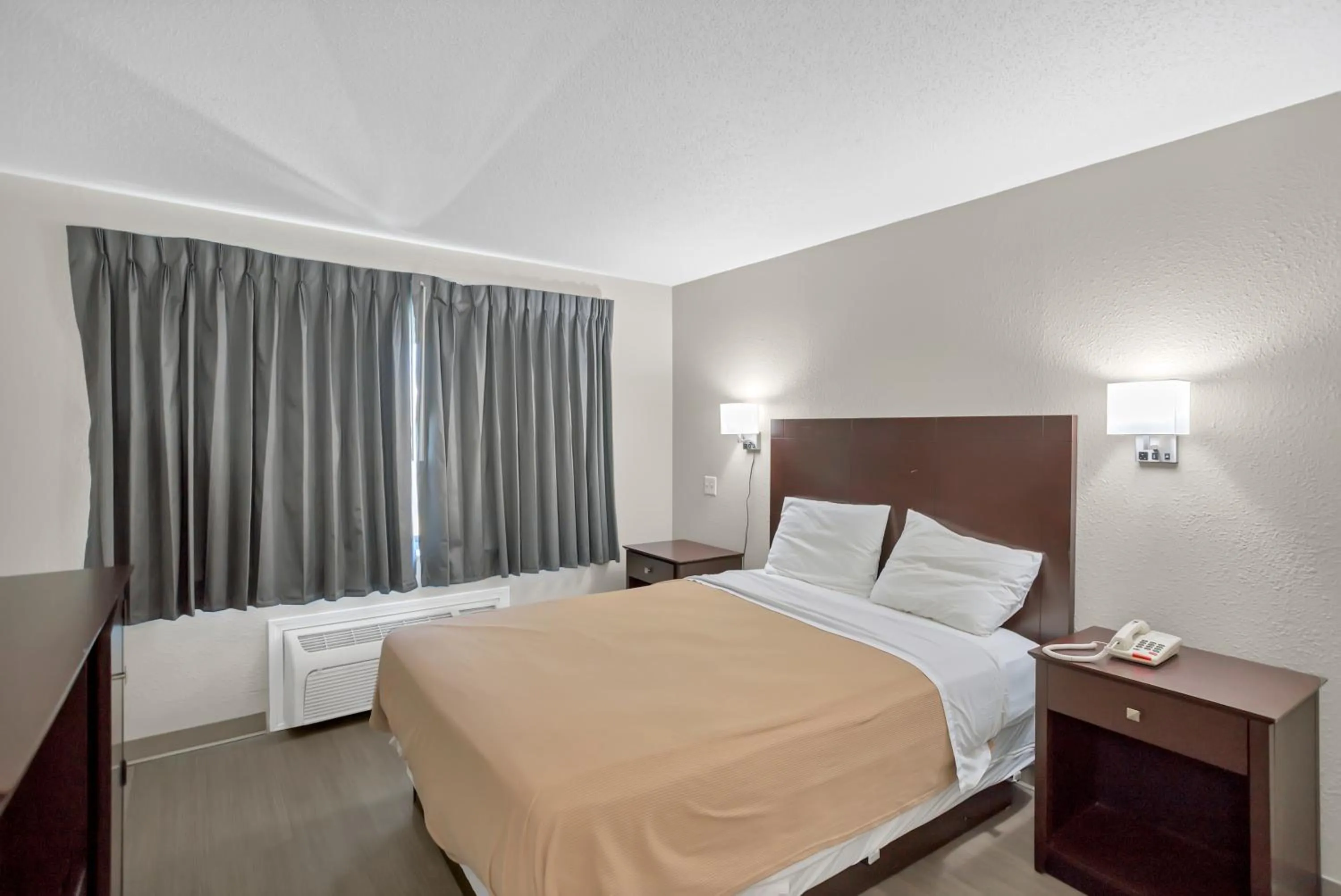 Bedroom, Bed in Bridgeview Inn Chicago Area