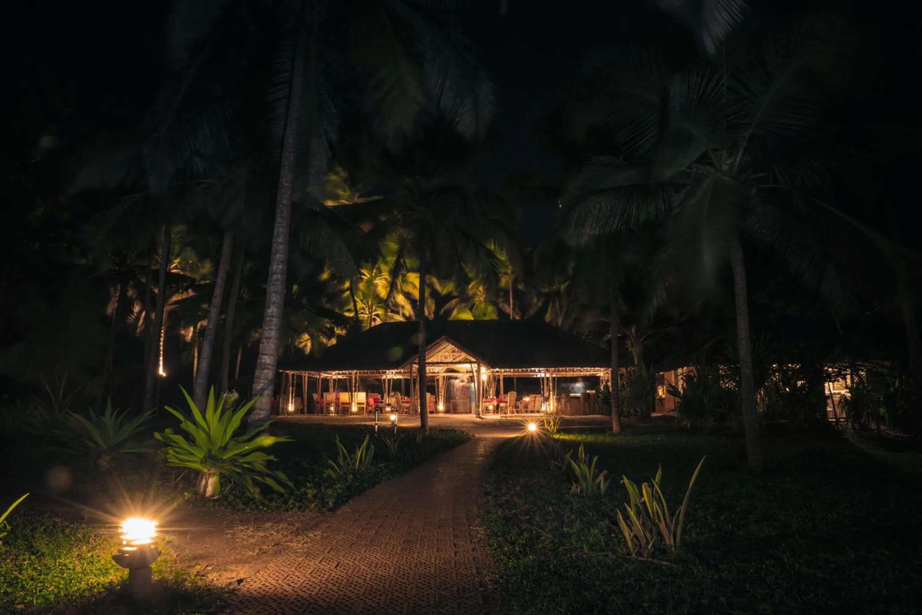 Restaurant/places to eat in Neeleshwar Hermitage