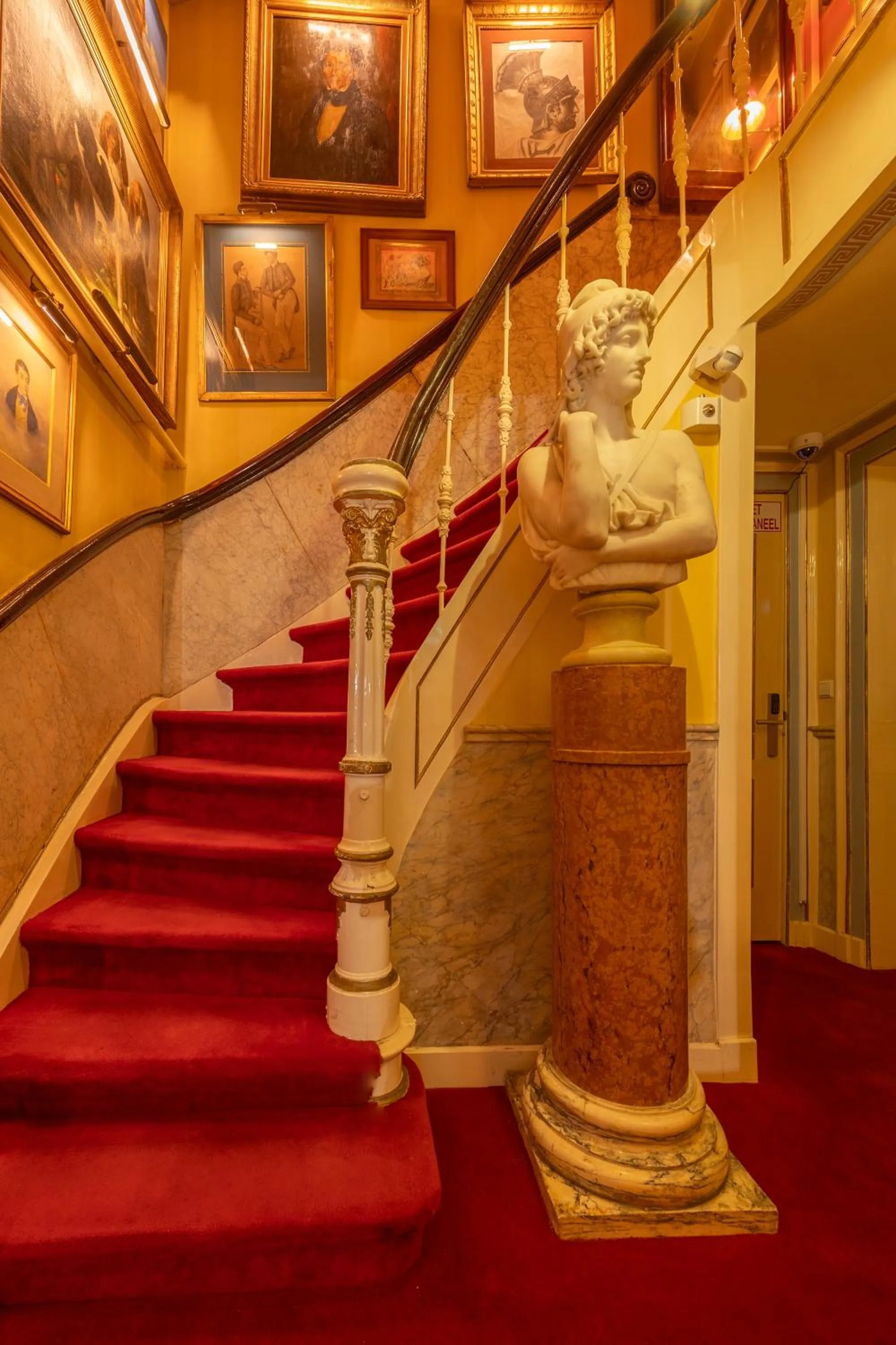 Facade/entrance in Park Mansion Hotel