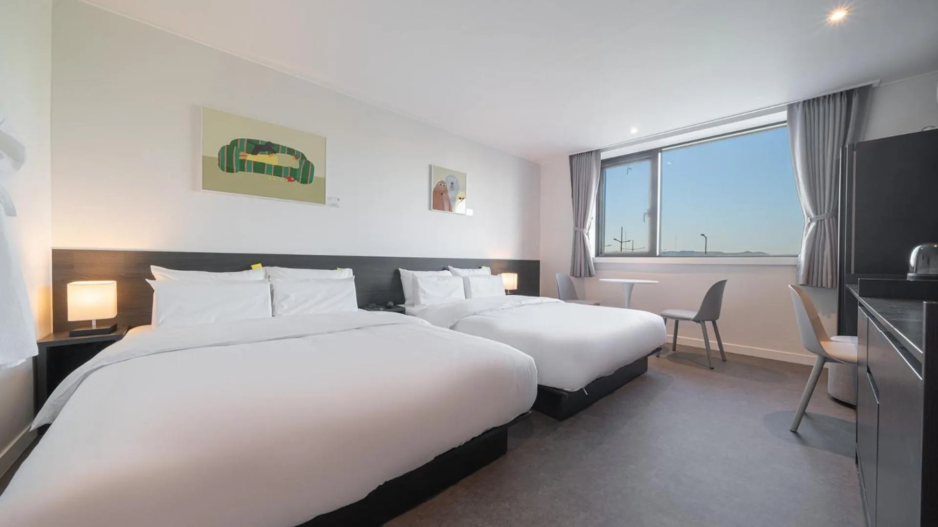 Photo of the whole room, Bed in Workers Hotel Daejeon by Aank