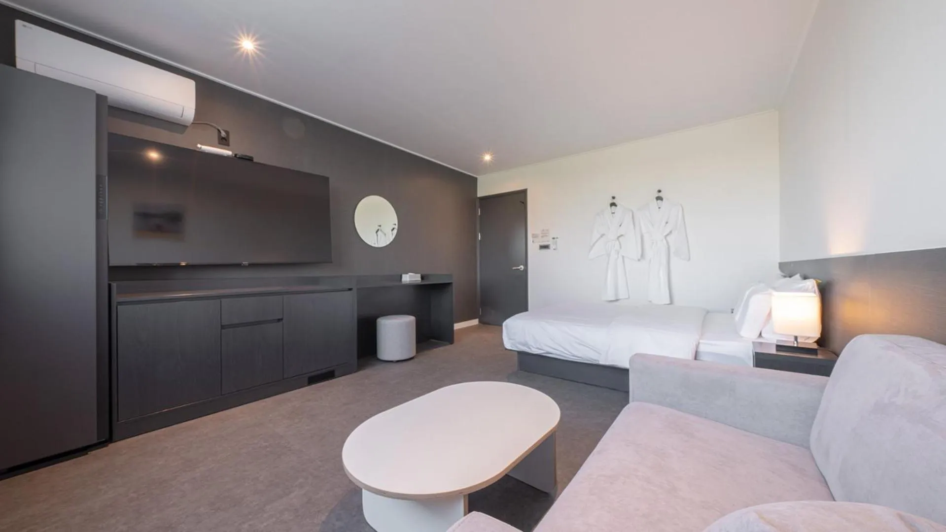 Photo of the whole room, Bed in Workers Hotel Daejeon by Aank