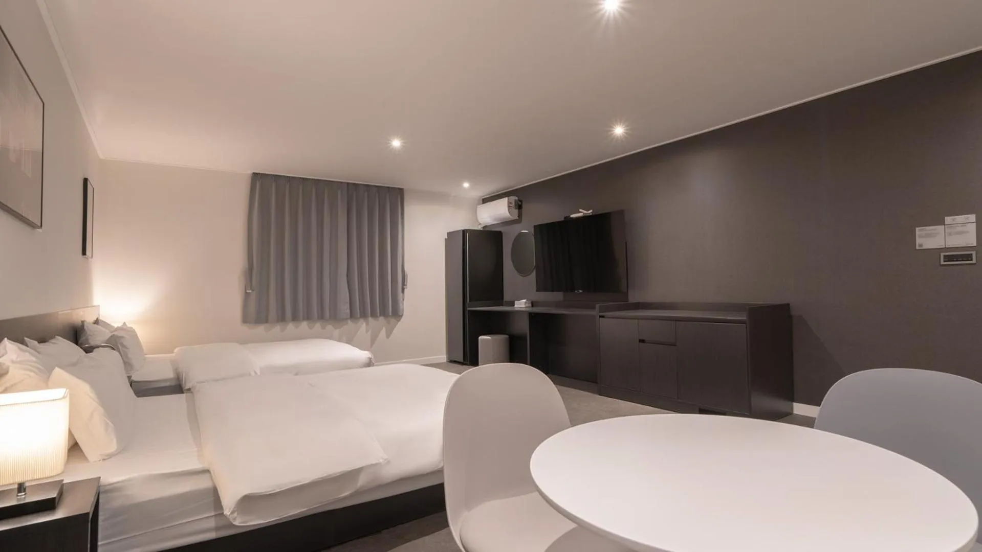 Photo of the whole room, Bed in Workers Hotel Daejeon by Aank
