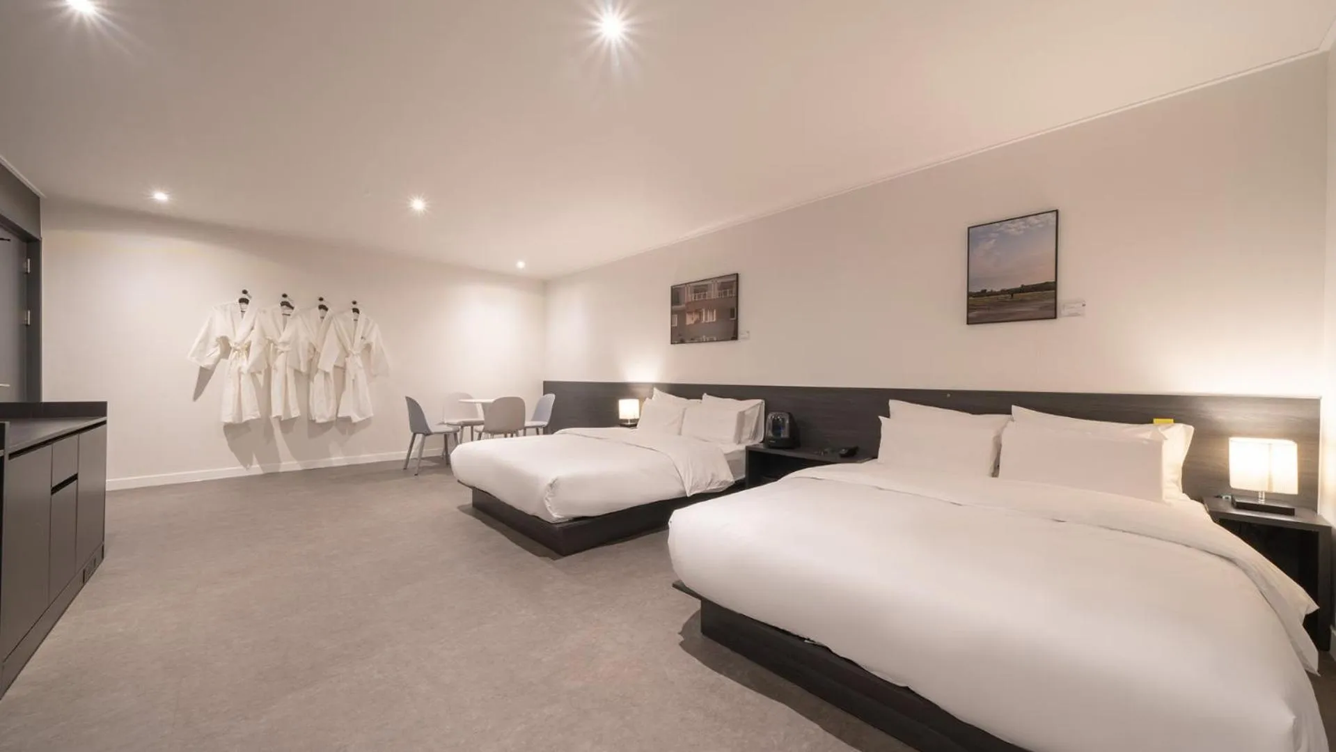 Photo of the whole room, Bed in Workers Hotel Daejeon by Aank