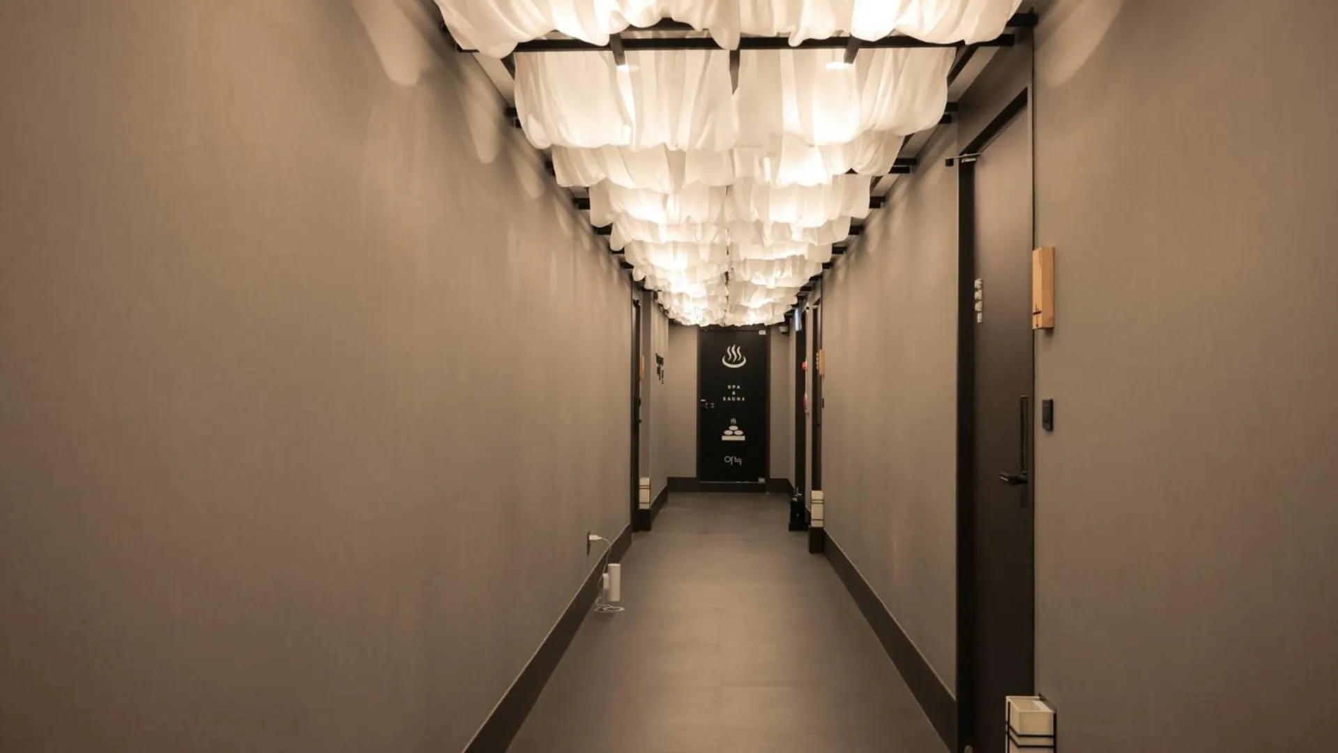 Lobby or reception in Workers Hotel Daejeon by Aank