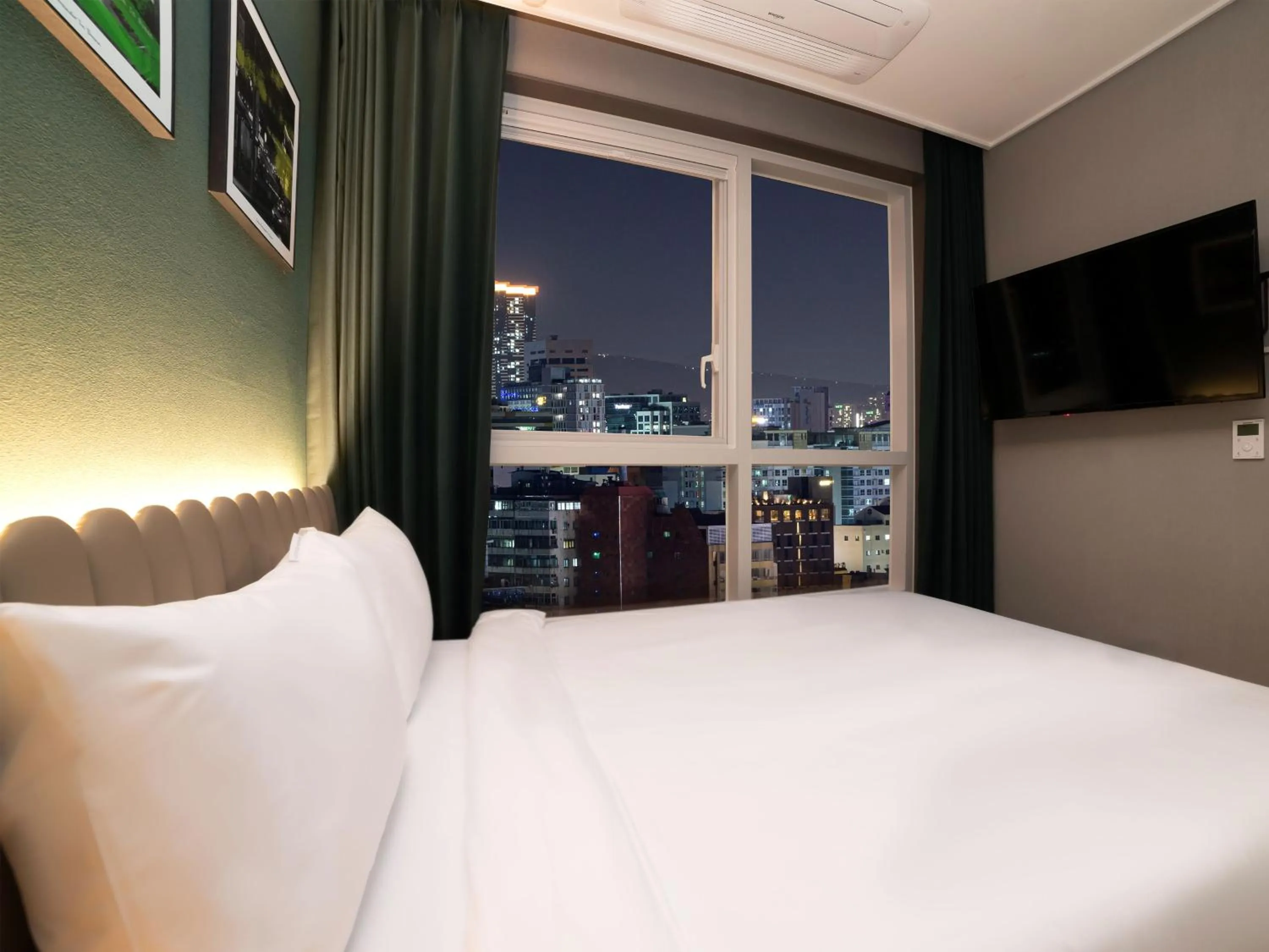 Photo of the whole room, Bed in Busan Nampo Cotice The Ground