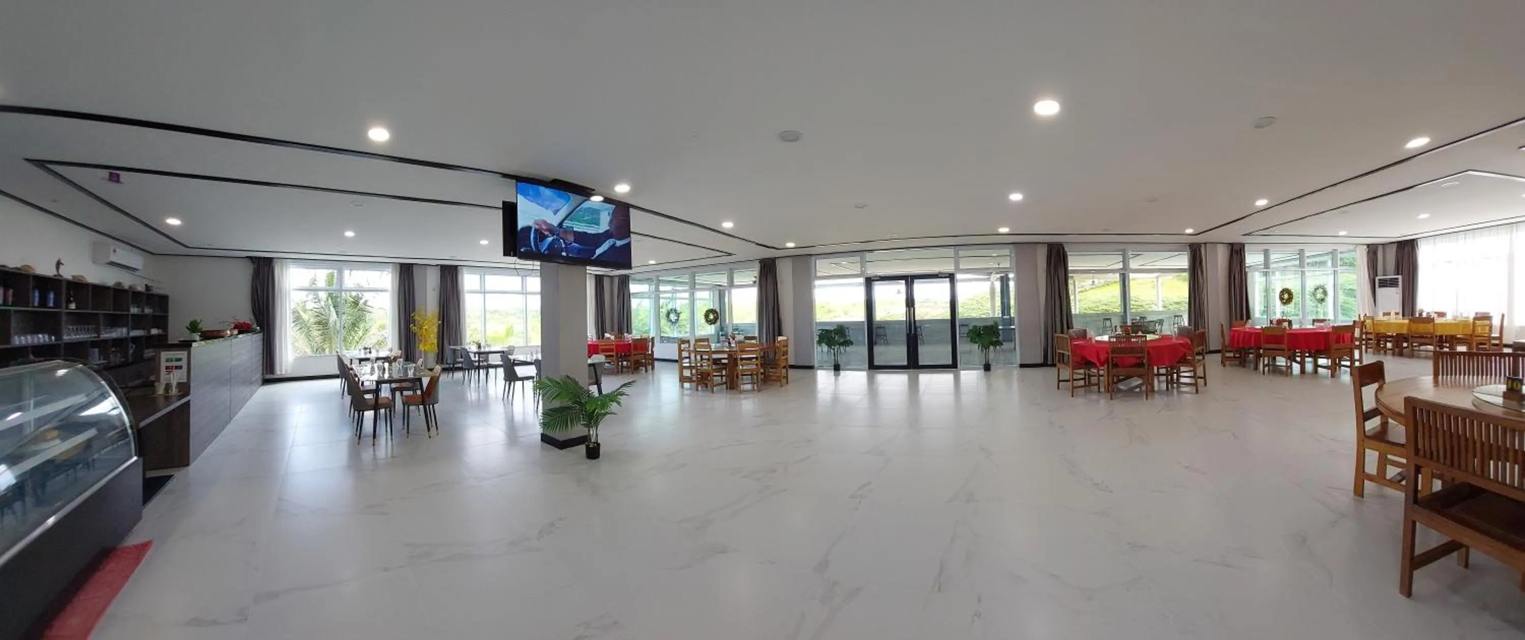 Restaurant/places to eat in Marina Hotel