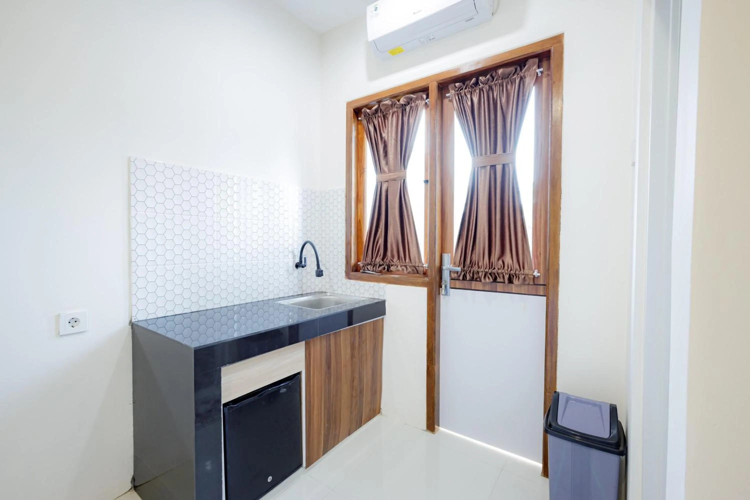 Kitchen or kitchenette in Urbanview Hotel Syariah The Ragunan Residence